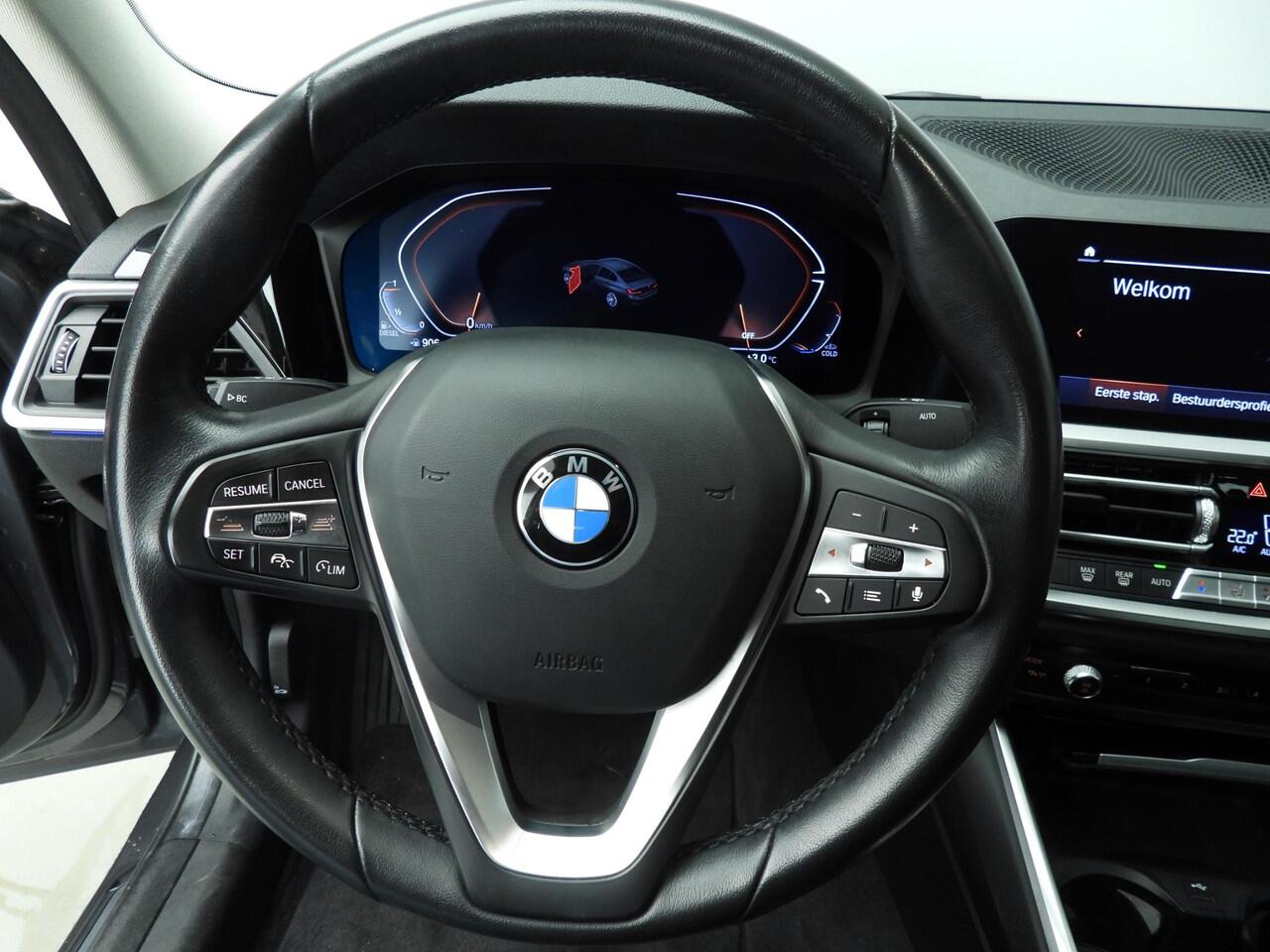 BMW 3-SERIE Sedan 318d | LED | Navigatie | Active cruise | Trekhaak | Sportstoelen | DAB | Alu 17 inch