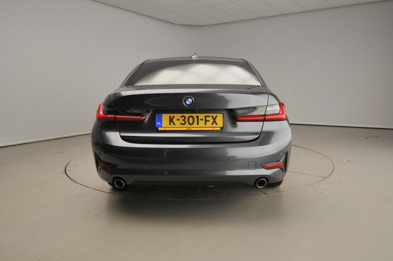 BMW 3-SERIE Sedan 318d | LED | Navigatie | Active cruise | Trekhaak | Sportstoelen | DAB | Alu 17 inch