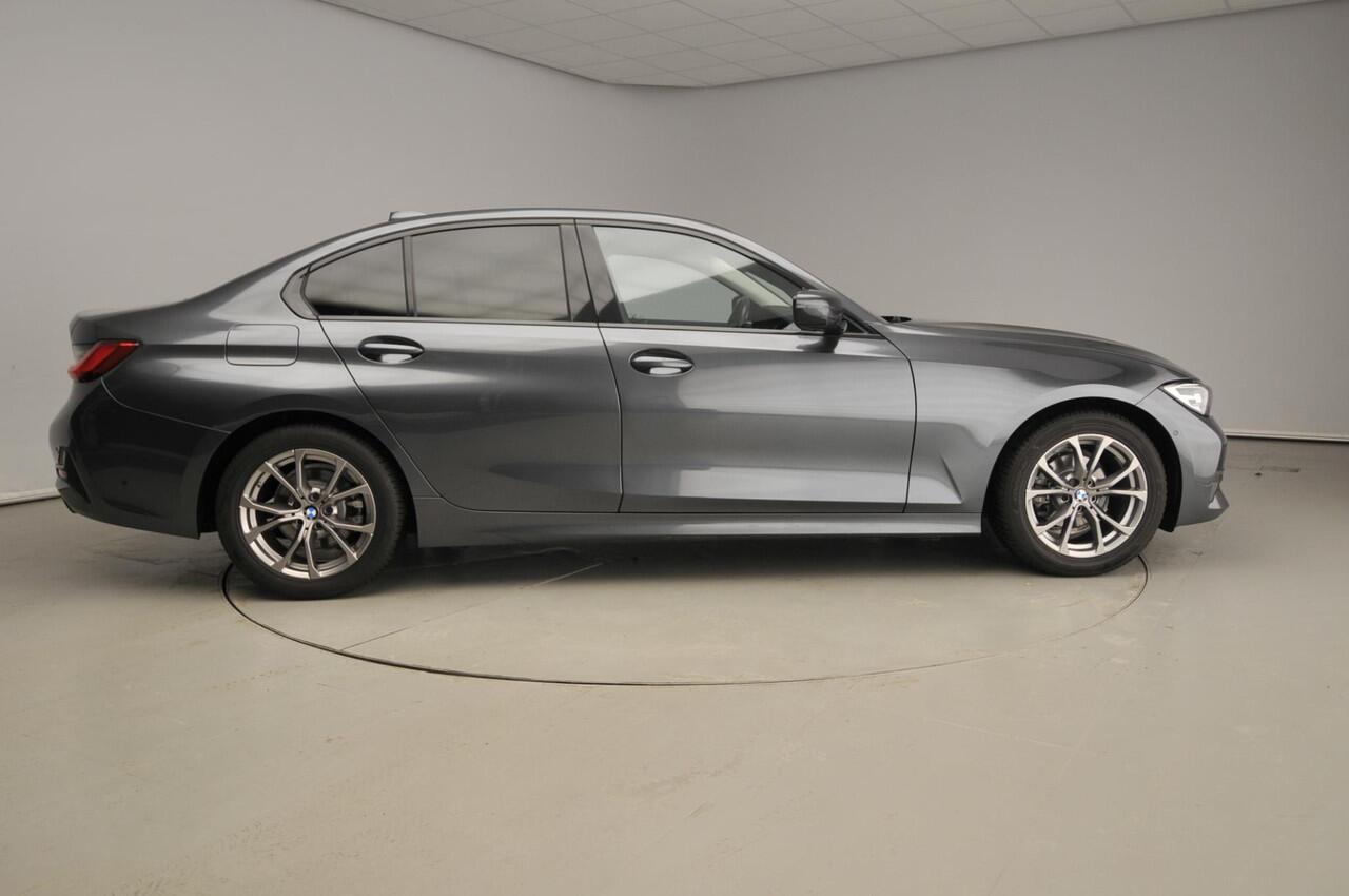 BMW 3-SERIE Sedan 318d | LED | Navigatie | Active cruise | Trekhaak | Sportstoelen | DAB | Alu 17 inch