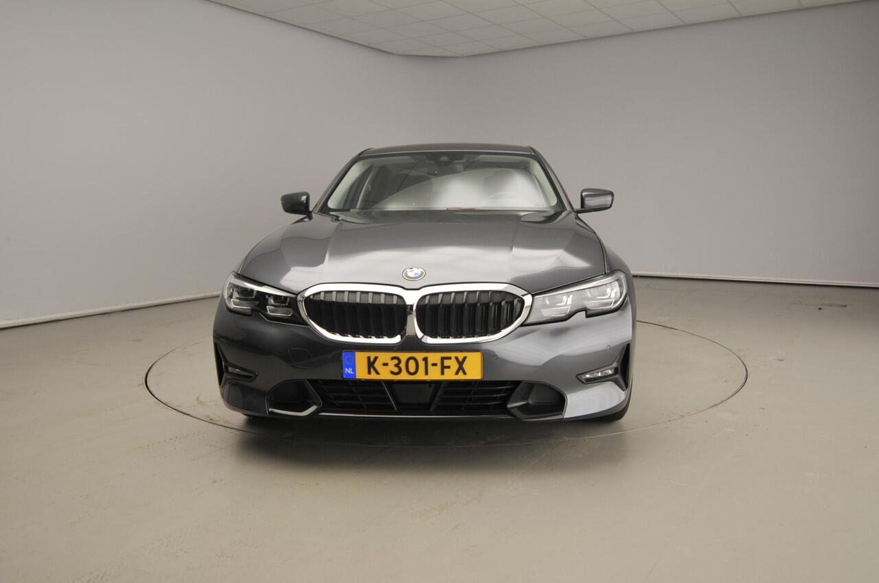 BMW 3-SERIE Sedan 318d | LED | Navigatie | Active cruise | Trekhaak | Sportstoelen | DAB | Alu 17 inch