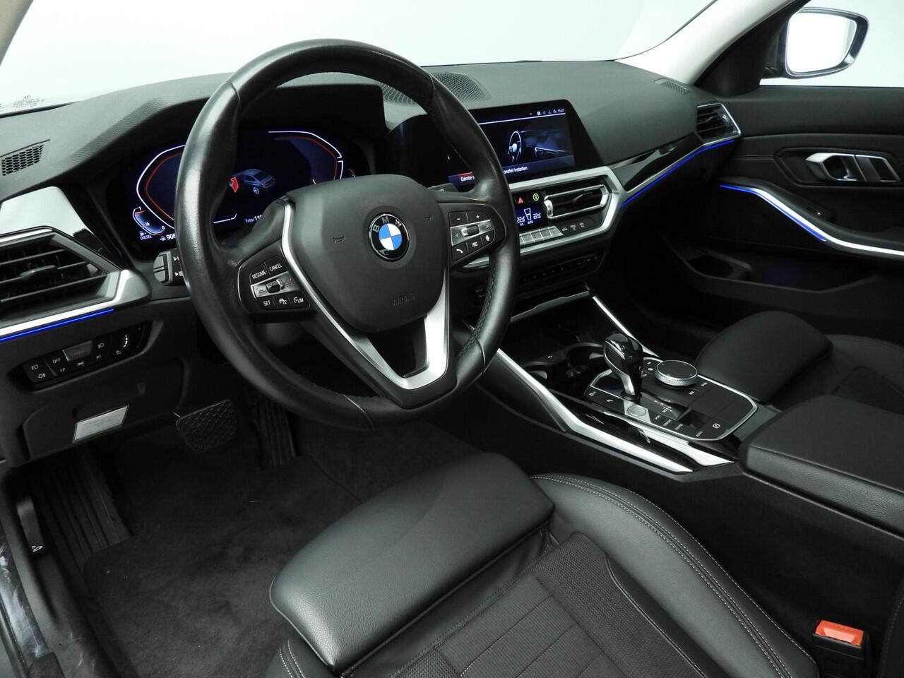 BMW 3-SERIE Sedan 318d | LED | Navigatie | Active cruise | Trekhaak | Sportstoelen | DAB | Alu 17 inch
