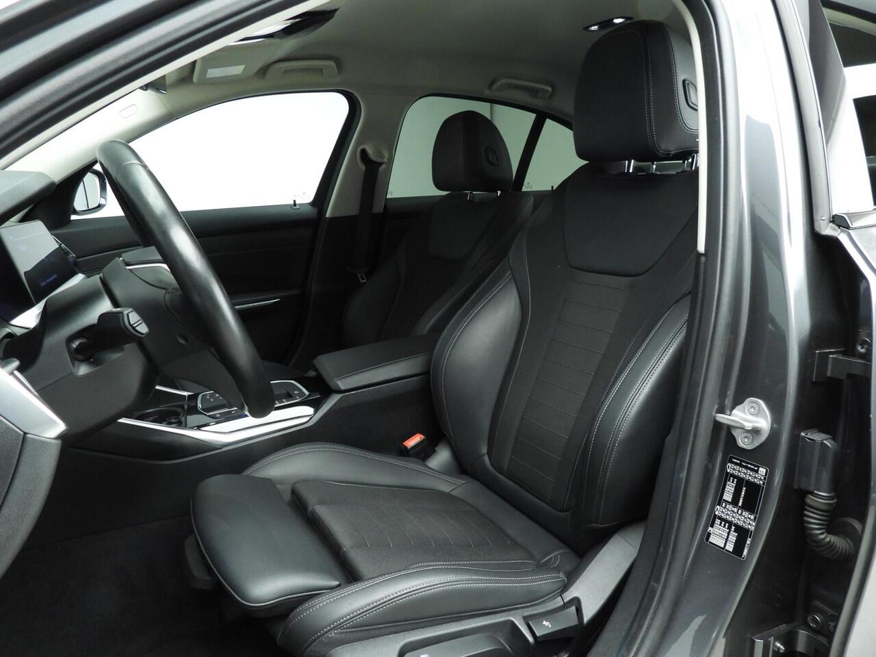 BMW 3-SERIE Sedan 318d | LED | Navigatie | Active cruise | Trekhaak | Sportstoelen | DAB | Alu 17 inch