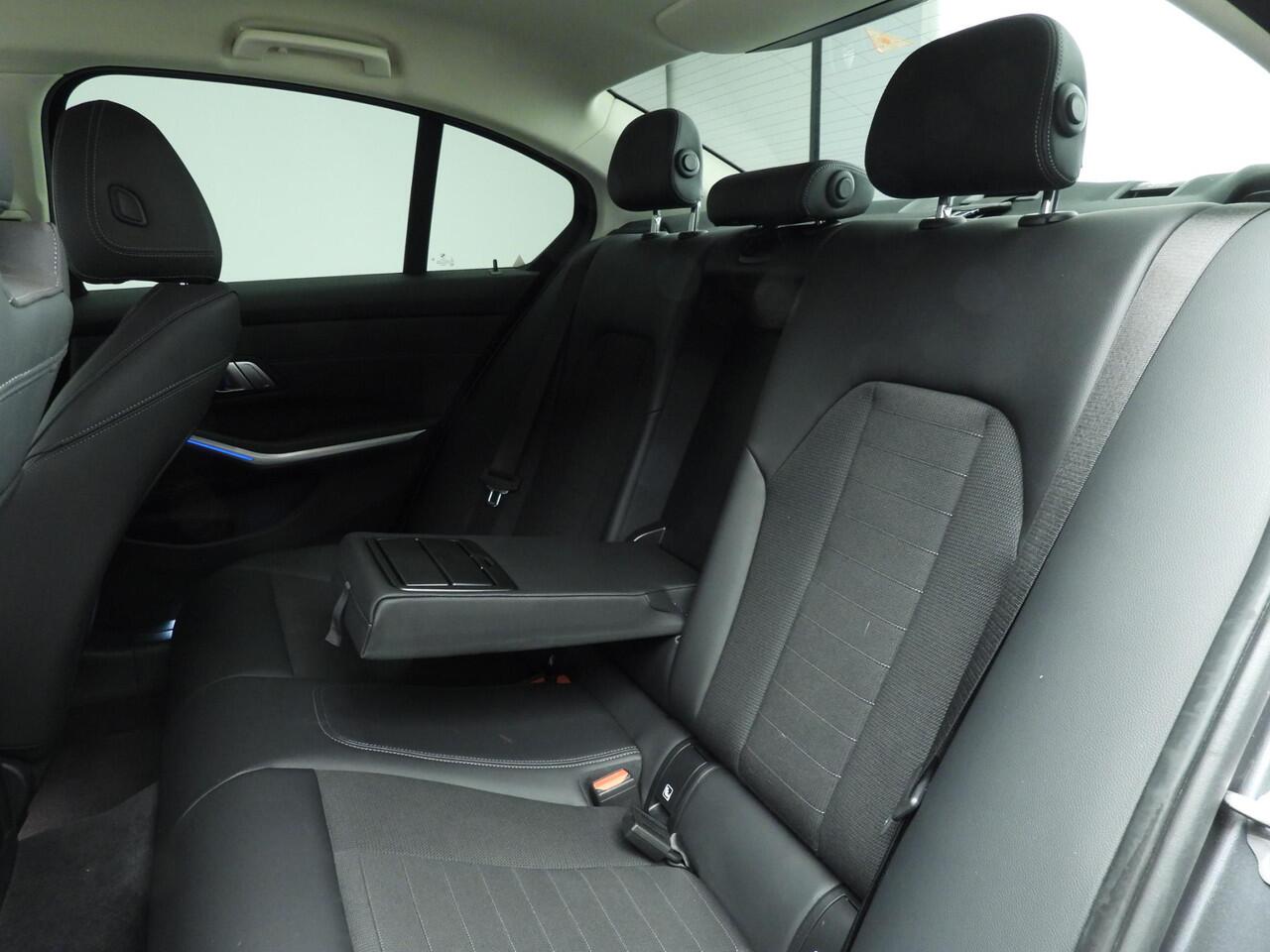 BMW 3-SERIE Sedan 318d | LED | Navigatie | Active cruise | Trekhaak | Sportstoelen | DAB | Alu 17 inch