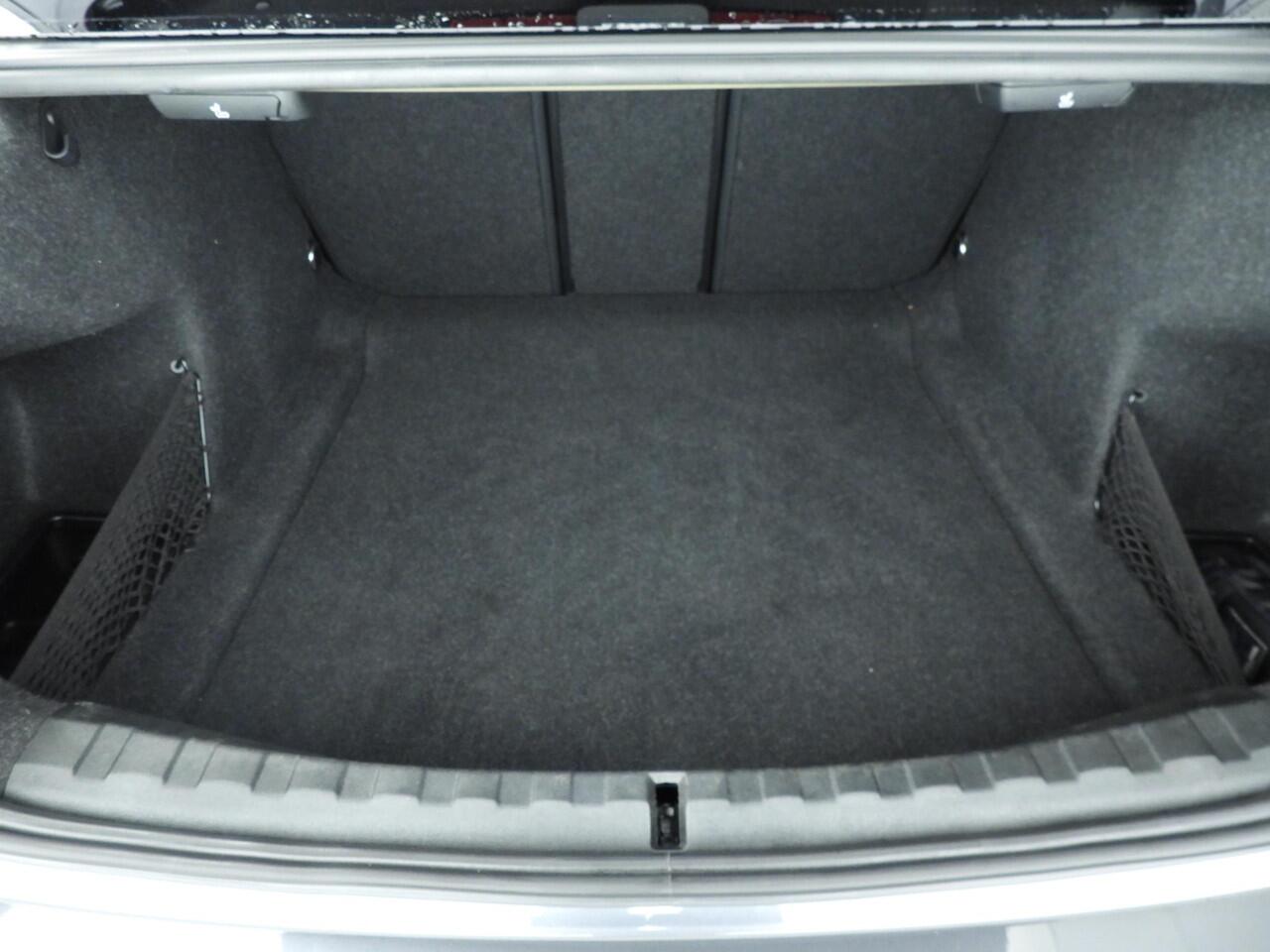 BMW 3-SERIE Sedan 318d | LED | Navigatie | Active cruise | Trekhaak | Sportstoelen | DAB | Alu 17 inch