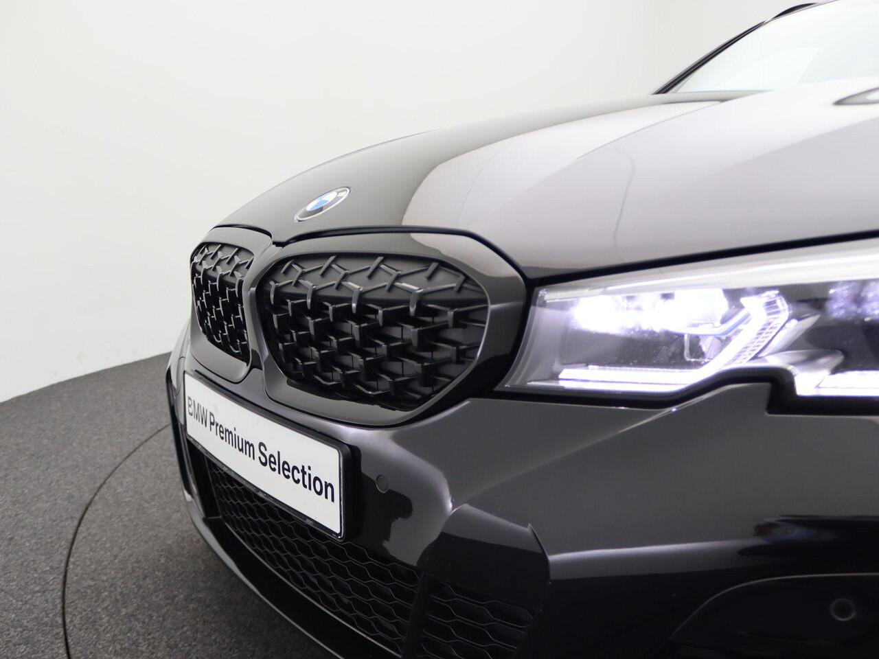 BMW 3-SERIE Touring M340i xDrive High Executive | Stuurwielrand Verwarmd | Panoramadak | Elektrisch Verstelbare Sportstoelen | Driving Assistant | Laserlight | Head-Up Display | Harman Kardon | 19''