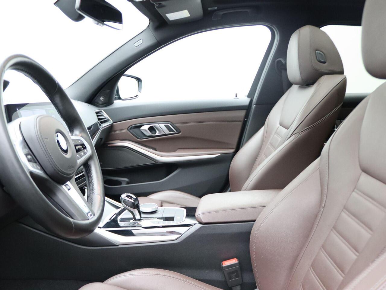 BMW 3-SERIE Touring M340i xDrive High Executive | Stuurwielrand Verwarmd | Panoramadak | Elektrisch Verstelbare Sportstoelen | Driving Assistant | Laserlight | Head-Up Display | Harman Kardon | 19''