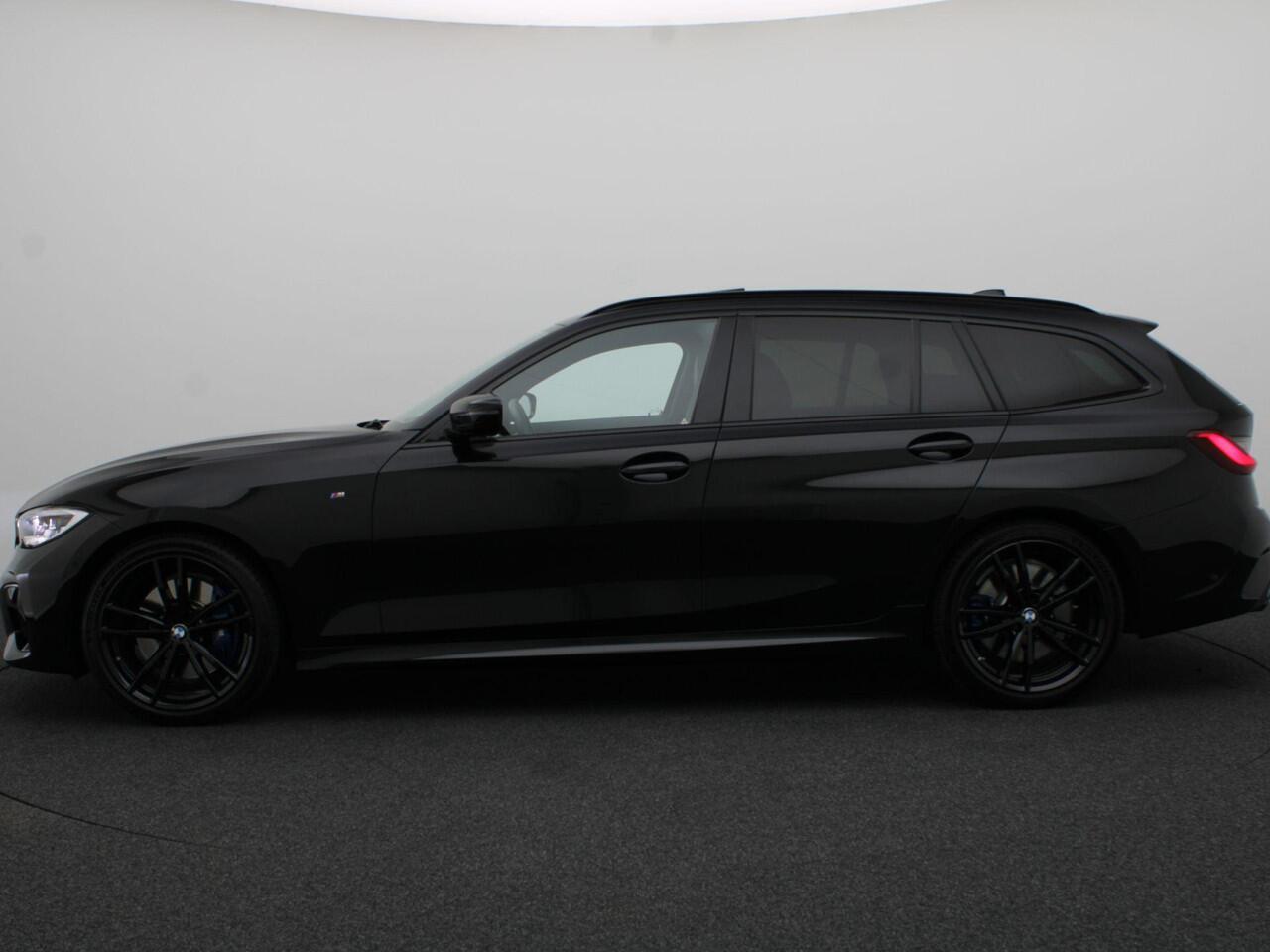 BMW 3-SERIE Touring M340i xDrive High Executive | Stuurwielrand Verwarmd | Panoramadak | Elektrisch Verstelbare Sportstoelen | Driving Assistant | Laserlight | Head-Up Display | Harman Kardon | 19''