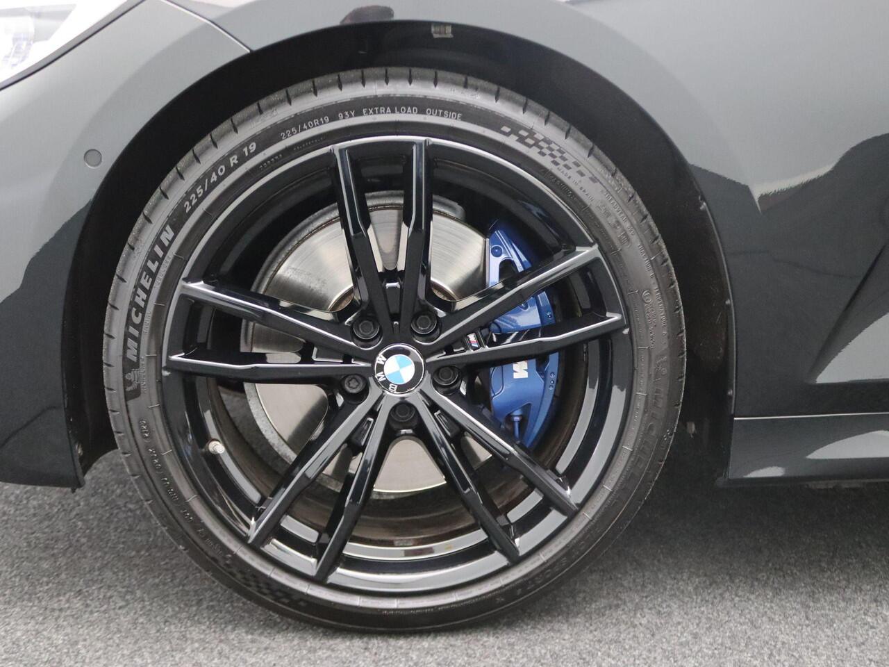 BMW 3-SERIE Touring M340i xDrive High Executive | Stuurwielrand Verwarmd | Panoramadak | Elektrisch Verstelbare Sportstoelen | Driving Assistant | Laserlight | Head-Up Display | Harman Kardon | 19''