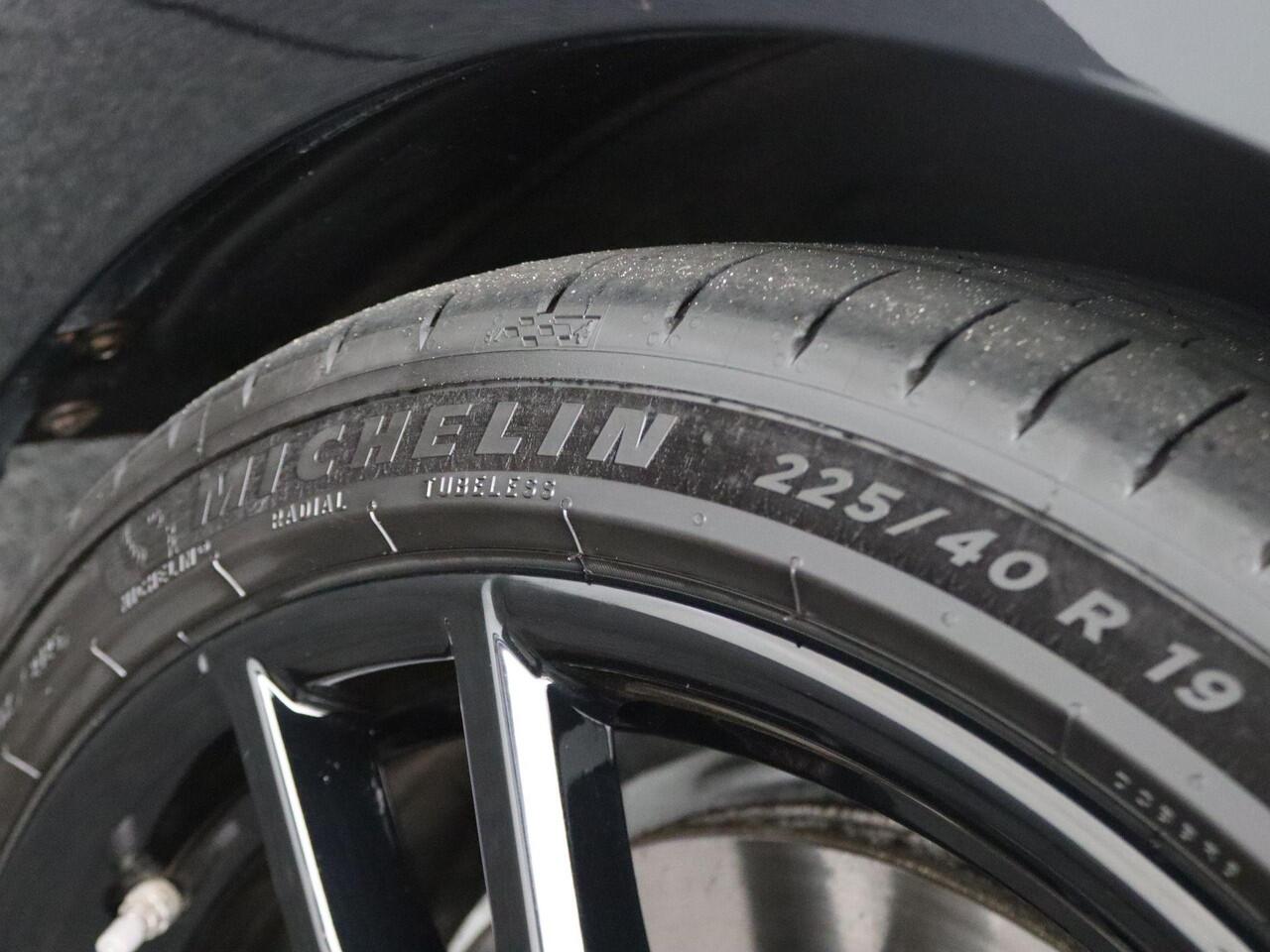 BMW 3-SERIE Touring M340i xDrive High Executive | Stuurwielrand Verwarmd | Panoramadak | Elektrisch Verstelbare Sportstoelen | Driving Assistant | Laserlight | Head-Up Display | Harman Kardon | 19''