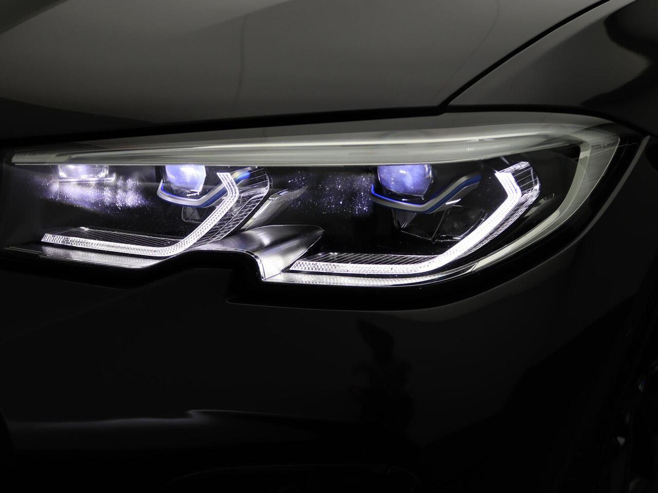 BMW 3-SERIE Touring M340i xDrive High Executive | Stuurwielrand Verwarmd | Panoramadak | Elektrisch Verstelbare Sportstoelen | Driving Assistant | Laserlight | Head-Up Display | Harman Kardon | 19''