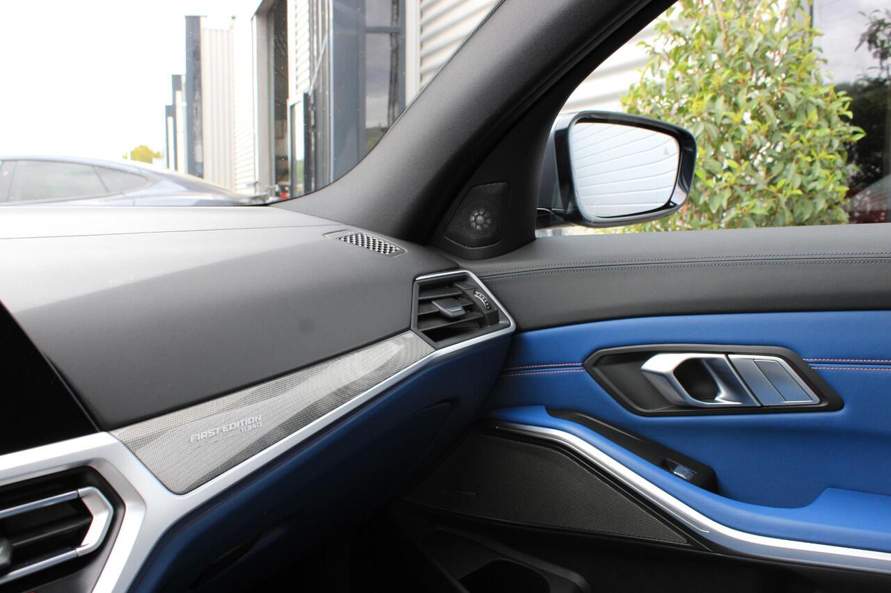 BMW 3-SERIE Touring M340i xDrive First Edition Pano | Trekhaak | Camera | Comfort Access | Memory | Driving Assistent Professional | HeadUp | Laser | Frozen Grey | Dealer Onderhouden | Uniek! Concoursstaat! Nieuwprijs ¤109,376,00