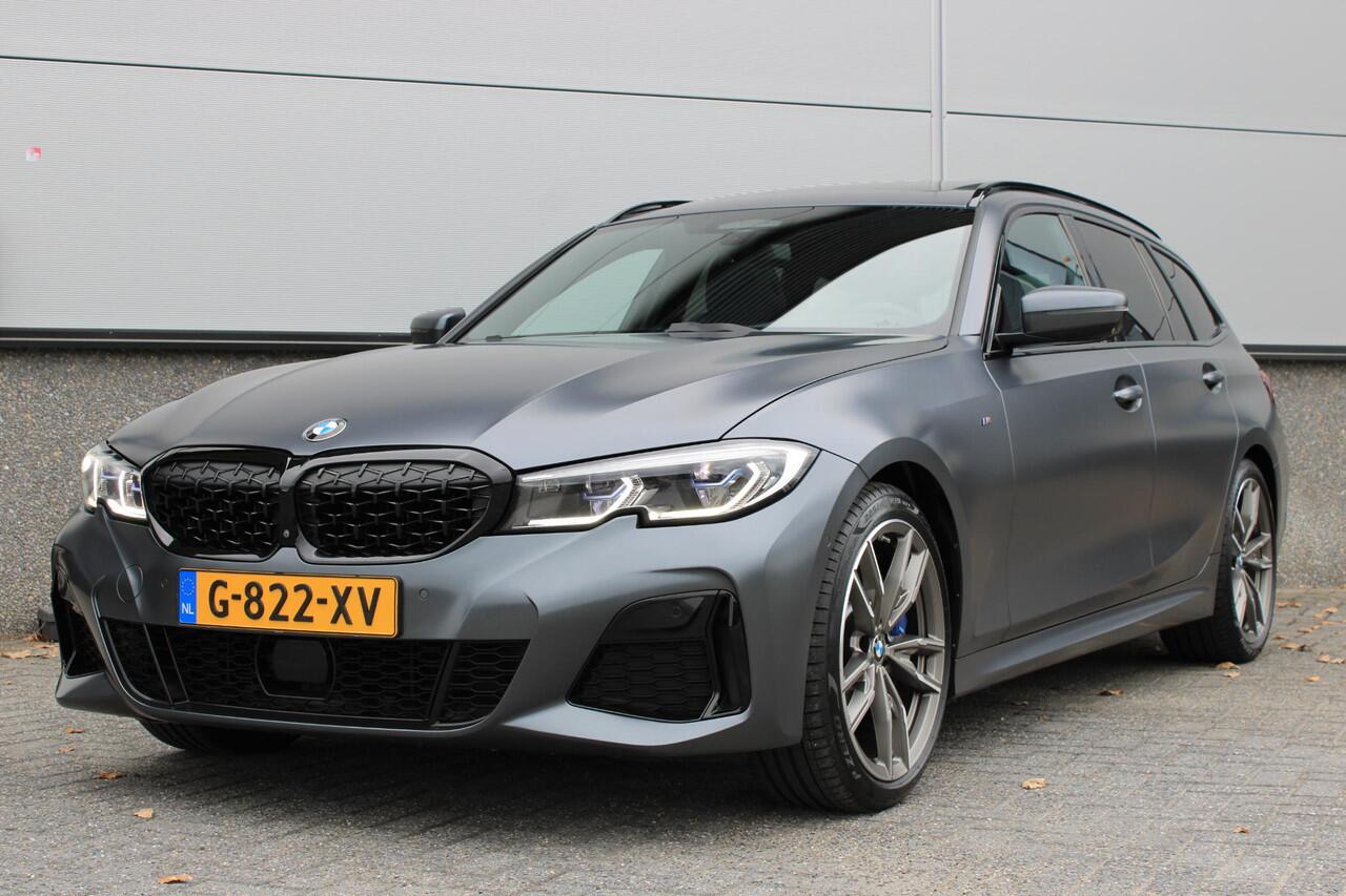 BMW 3-SERIE Touring M340i xDrive First Edition Pano | Trekhaak | Camera | Comfort Access | Memory | Driving Assistent Professional | HeadUp | Laser | Frozen Grey | Dealer Onderhouden | Uniek! Concoursstaat! Nieuwprijs ¤109,376,00