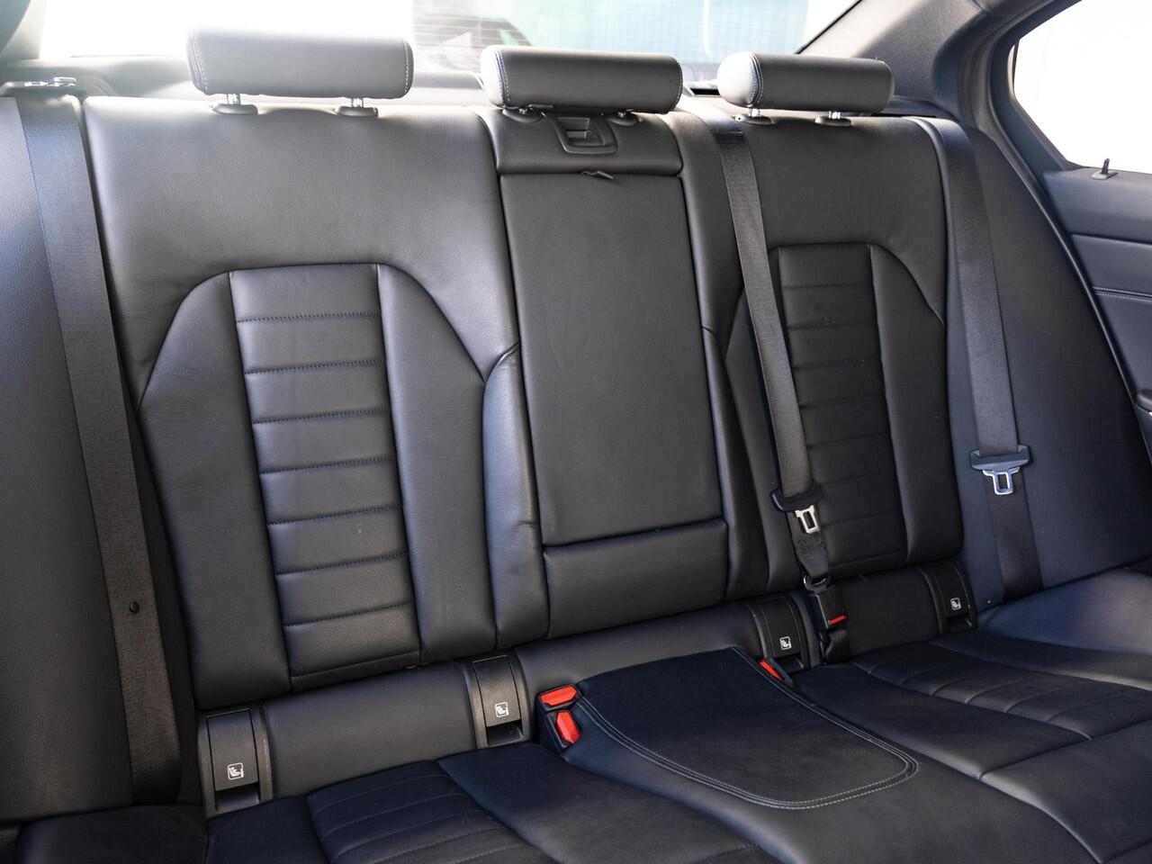 BMW 3-SERIE Sedan 330e | High Executive | M Sport | Stoelverwarming | Harman Kardon | LED | Cruise Control | 19''