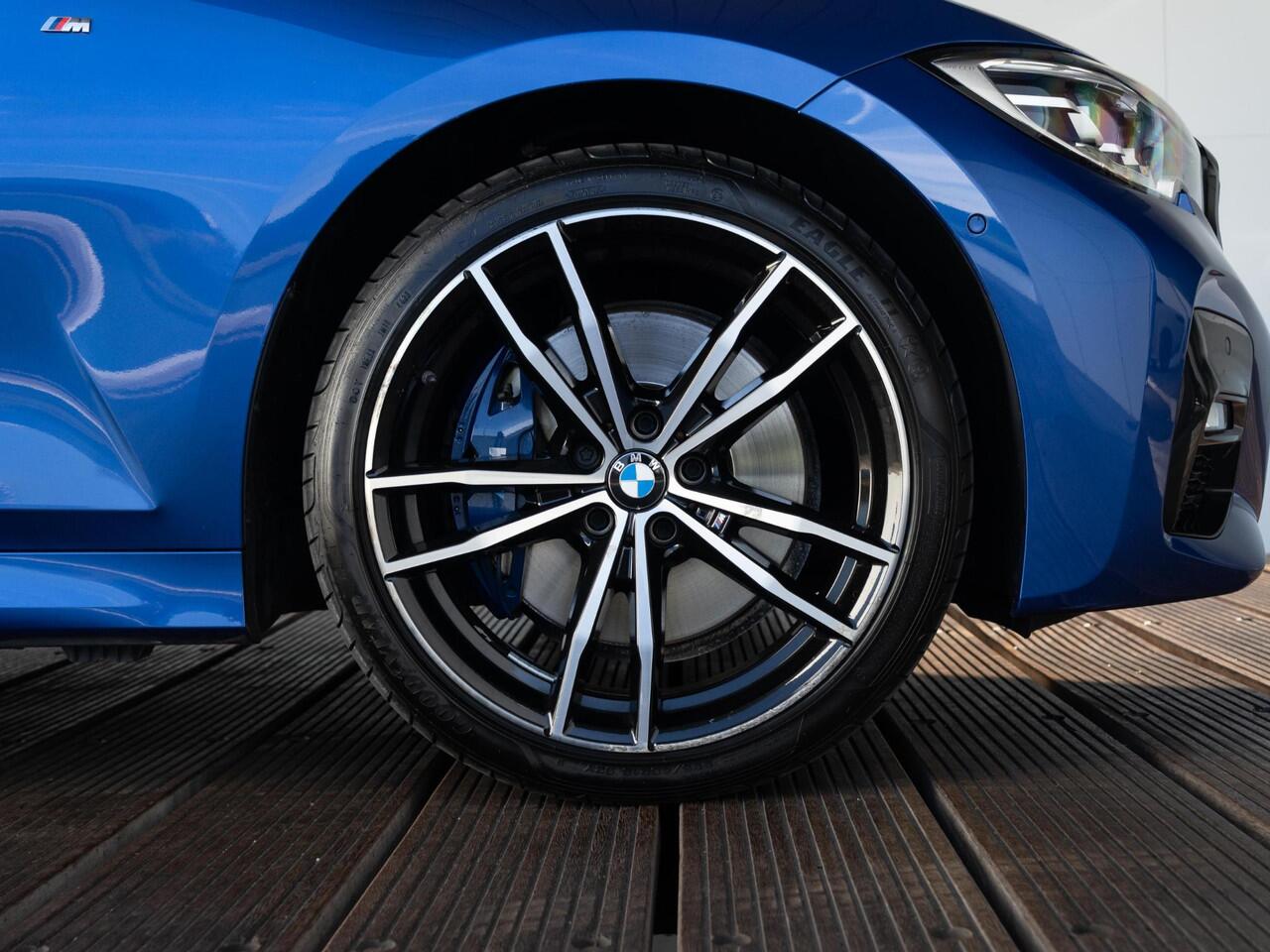 BMW 3-SERIE Sedan 330e | High Executive | M Sport | Stoelverwarming | Harman Kardon | LED | Cruise Control | 19''