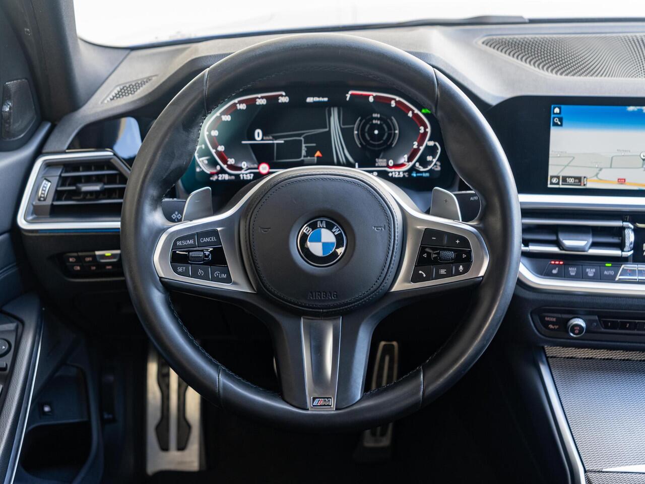 BMW 3-SERIE Sedan 330e | High Executive | M Sport | Stoelverwarming | Harman Kardon | LED | Cruise Control | 19''