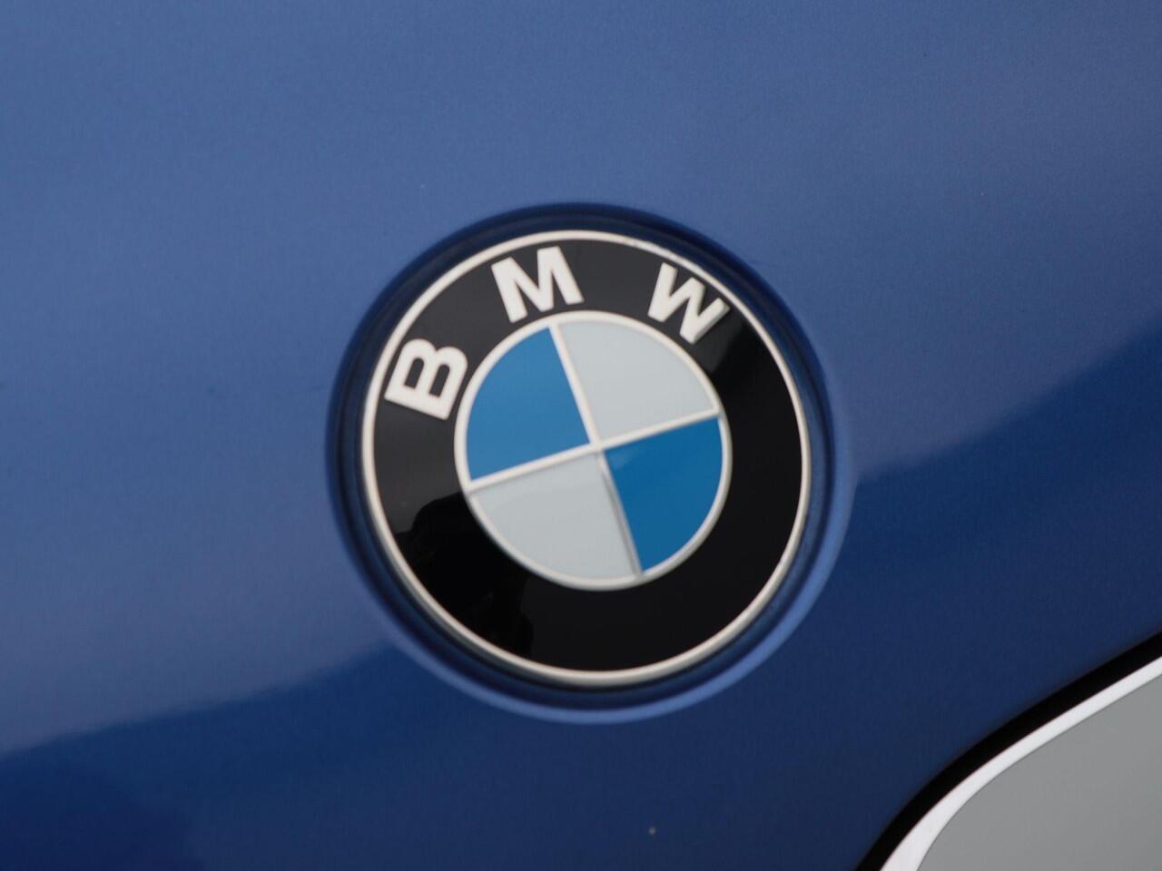 BMW 3-SERIE 330i Executive Edition 259 Pk Automaat | M-Pakket | Leder/Alcantara | Camera | Navigatie| Trekhaak | Privacy Glass | 19 Inch