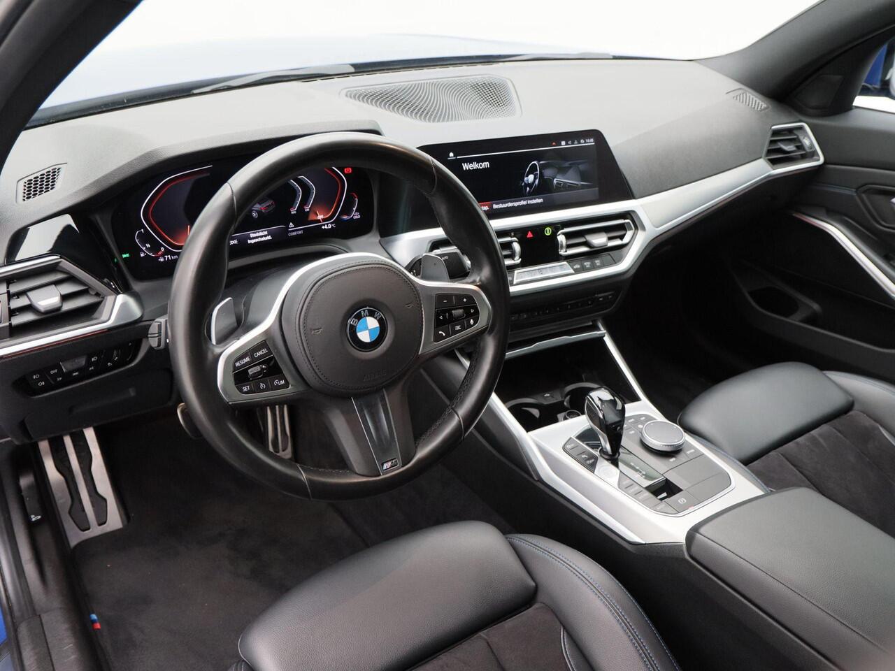 BMW 3-SERIE 330i Executive Edition 259 Pk Automaat | M-Pakket | Leder/Alcantara | Camera | Navigatie| Trekhaak | Privacy Glass | 19 Inch