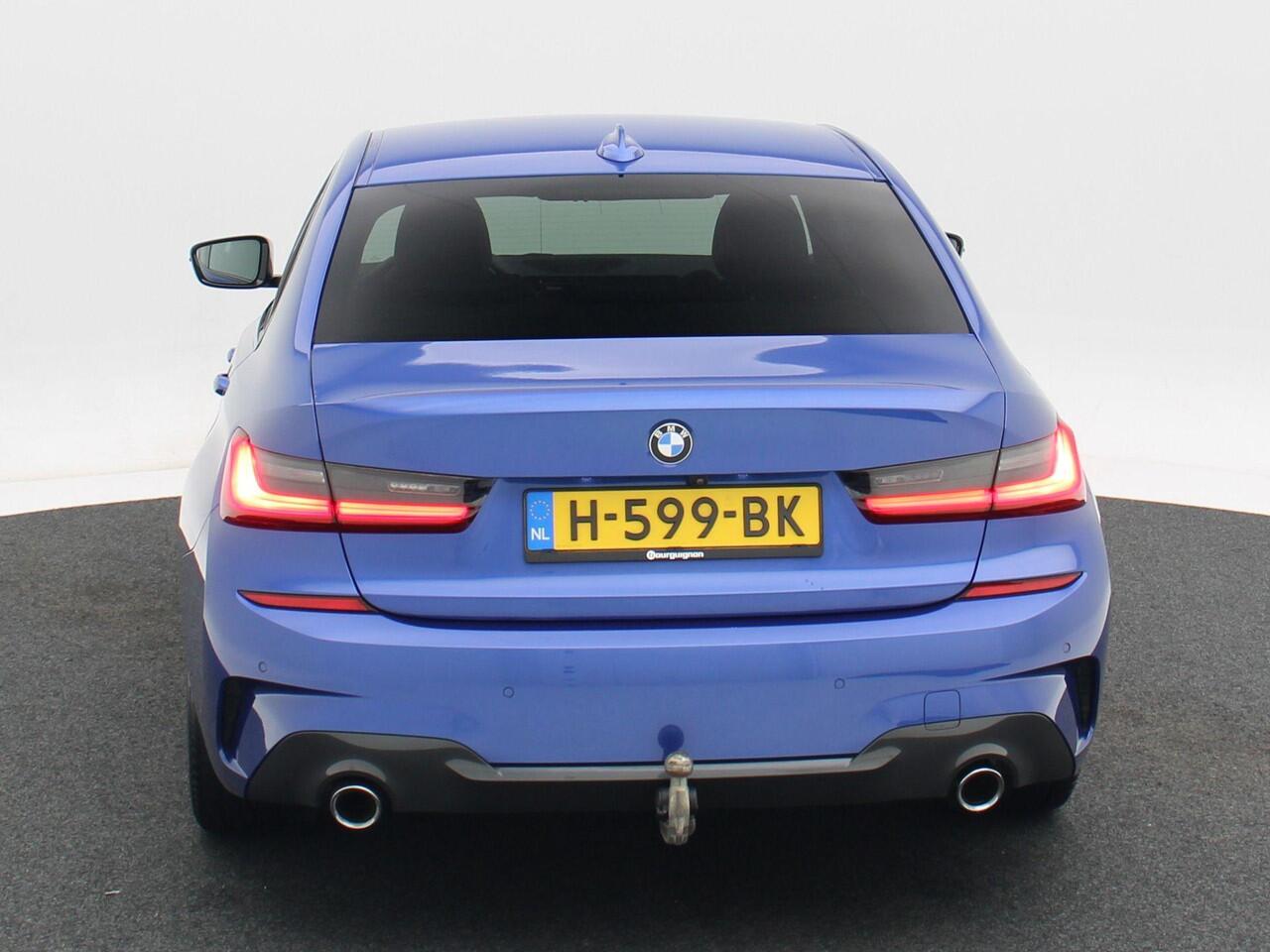 BMW 3-SERIE 330i Executive Edition 259 Pk Automaat | M-Pakket | Leder/Alcantara | Camera | Navigatie| Trekhaak | Privacy Glass | 19 Inch