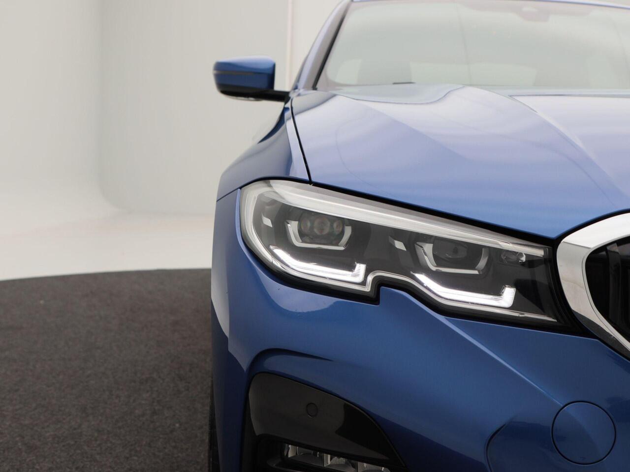 BMW 3-SERIE 330i Executive Edition 259 Pk Automaat | M-Pakket | Leder/Alcantara | Camera | Navigatie| Trekhaak | Privacy Glass | 19 Inch