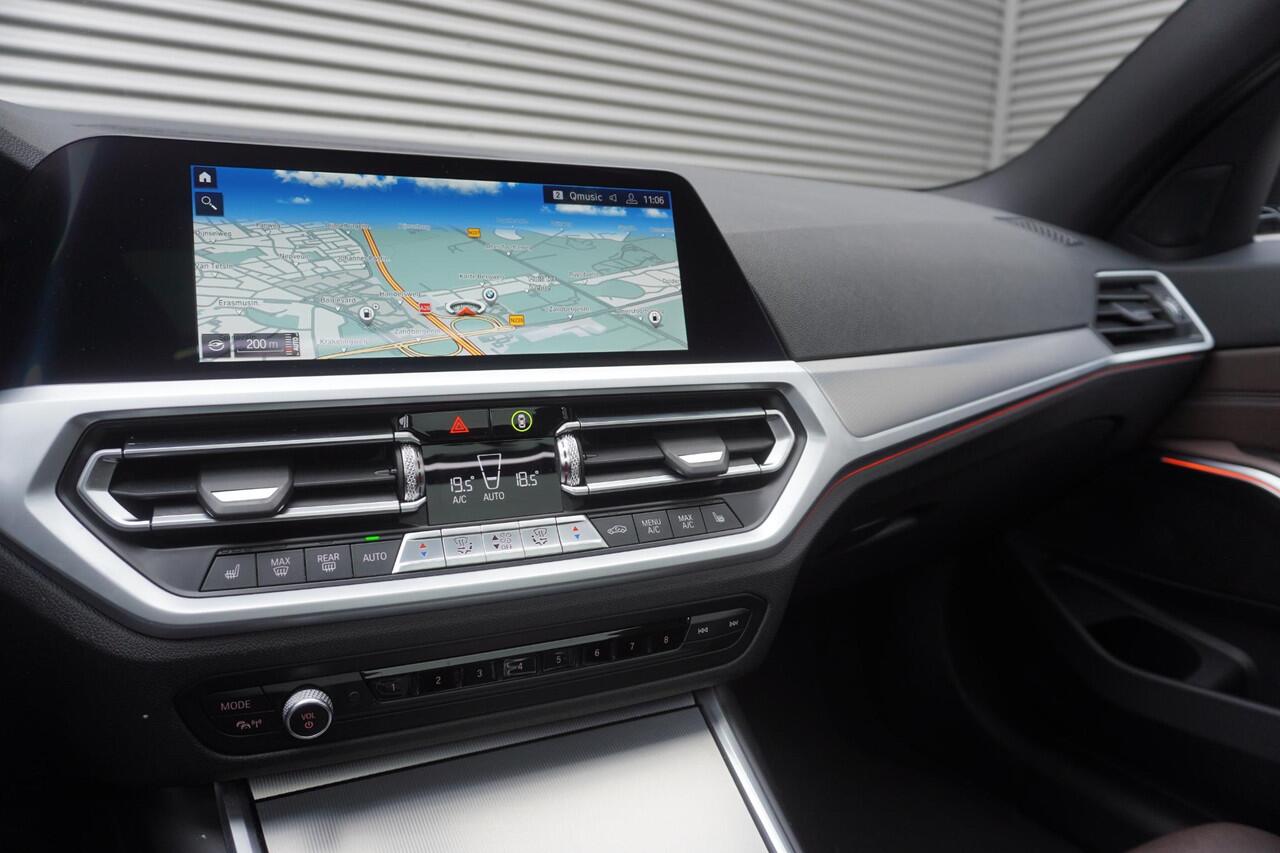 BMW 3-SERIE Touring 330i High Executive | Glazen panoramadak | Achteruitrijcamera | HiFi System | Elektrisch verwarmde voorstoelen