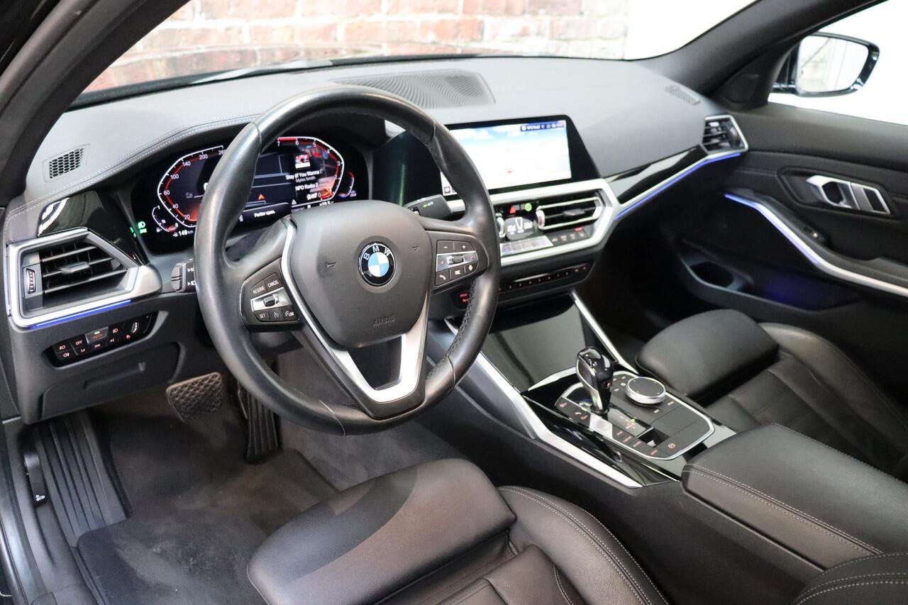 BMW 3-SERIE Sedan 318i High Executive Luxury Line Automaat / Live Cockpit Professional / Sportstoelen / Hifi / Leder / Neerklapbare Achterbank / Stoelverwarming / Climate Control / 17 Inch / Sfeerverlichting / LED Chrome Line
