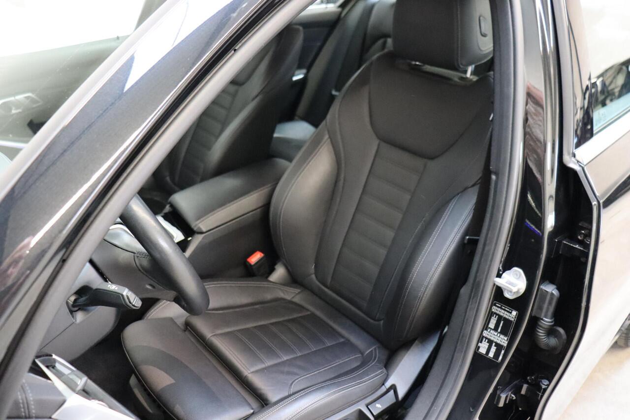 BMW 3-SERIE Sedan 318i High Executive Luxury Line Automaat / Live Cockpit Professional / Sportstoelen / Hifi / Leder / Neerklapbare Achterbank / Stoelverwarming / Climate Control / 17 Inch / Sfeerverlichting / LED Chrome Line