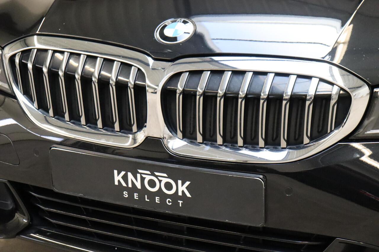 BMW 3-SERIE Sedan 318i High Executive Luxury Line Automaat / Live Cockpit Professional / Sportstoelen / Hifi / Leder / Neerklapbare Achterbank / Stoelverwarming / Climate Control / 17 Inch / Sfeerverlichting / LED Chrome Line