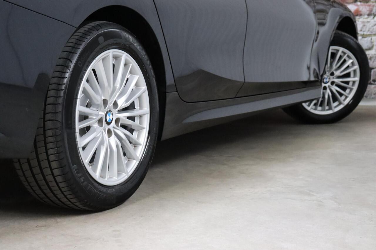 BMW 3-SERIE Sedan 318i High Executive Luxury Line Automaat / Live Cockpit Professional / Sportstoelen / Hifi / Leder / Neerklapbare Achterbank / Stoelverwarming / Climate Control / 17 Inch / Sfeerverlichting / LED Chrome Line