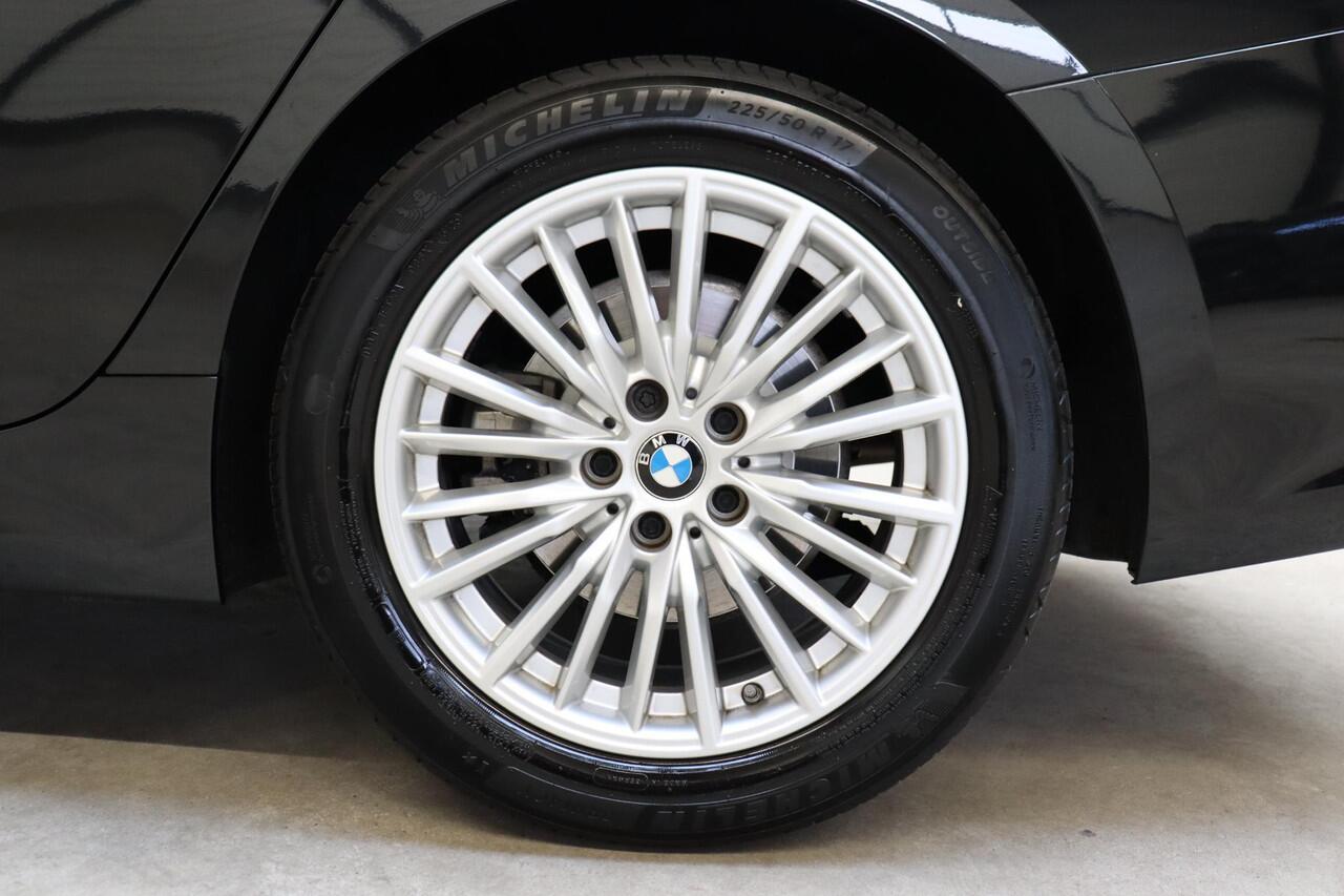 BMW 3-SERIE Sedan 318i High Executive Luxury Line Automaat / Live Cockpit Professional / Sportstoelen / Hifi / Leder / Neerklapbare Achterbank / Stoelverwarming / Climate Control / 17 Inch / Sfeerverlichting / LED Chrome Line