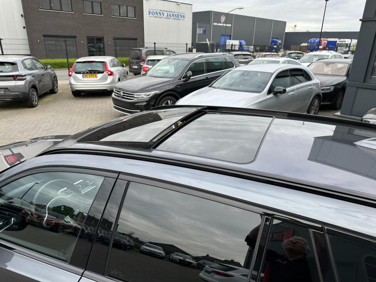 BMW 3-SERIE 330e Touring M-Sport High Executive Camera schuifdak