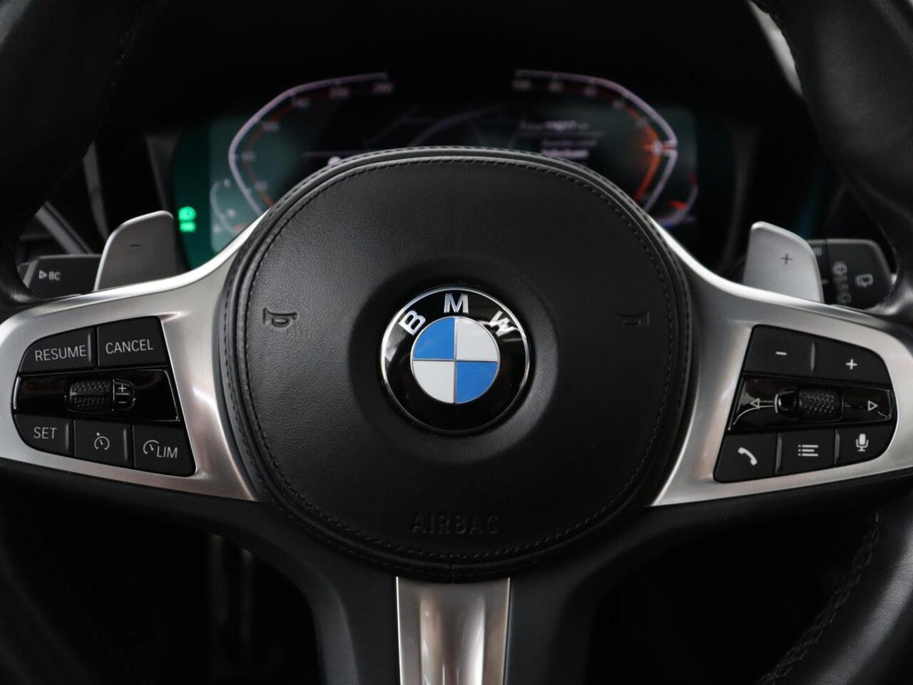BMW 3-SERIE 318i M Sport | Panoramadak | Stoelverwarming | Leder/Alcantara | Carplay | Live Cockpit | Sportstoelen | Full LED | Navigatie | Parkeerhulp | Climate control