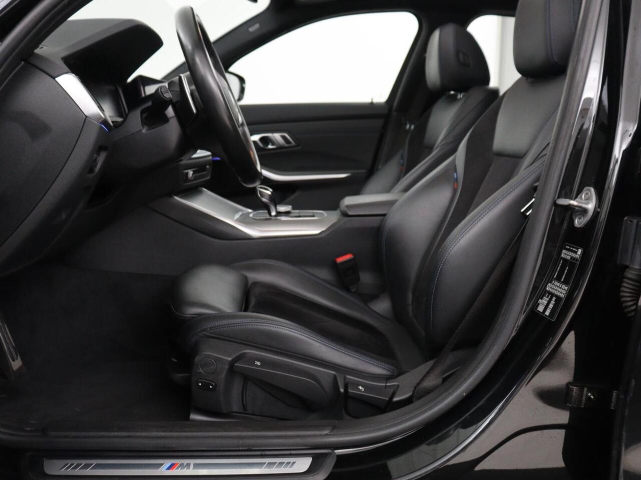 BMW 3-SERIE 318i M Sport | Panoramadak | Stoelverwarming | Leder/Alcantara | Carplay | Live Cockpit | Sportstoelen | Full LED | Navigatie | Parkeerhulp | Climate control
