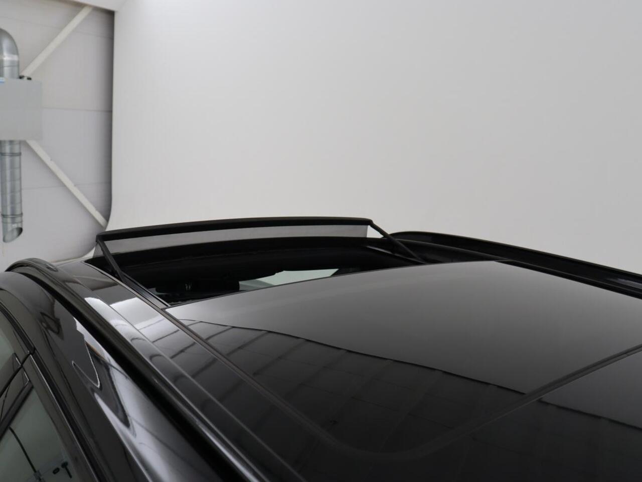 BMW 3-SERIE 318i M Sport | Panoramadak | Stoelverwarming | Leder/Alcantara | Carplay | Live Cockpit | Sportstoelen | Full LED | Navigatie | Parkeerhulp | Climate control