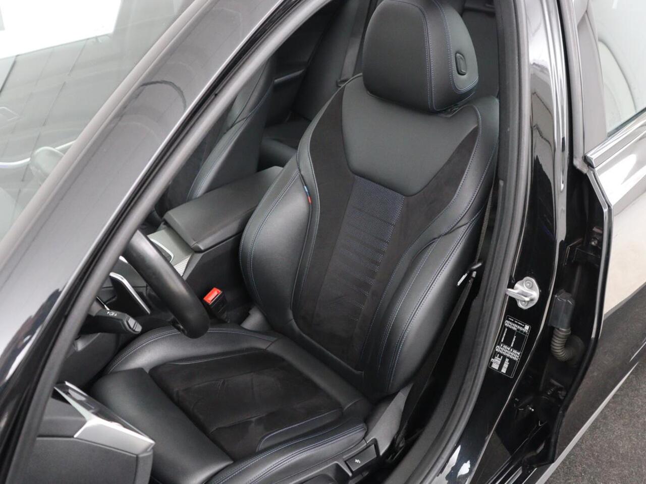 BMW 3-SERIE 318i M Sport | Panoramadak | Stoelverwarming | Leder/Alcantara | Carplay | Live Cockpit | Sportstoelen | Full LED | Navigatie | Parkeerhulp | Climate control