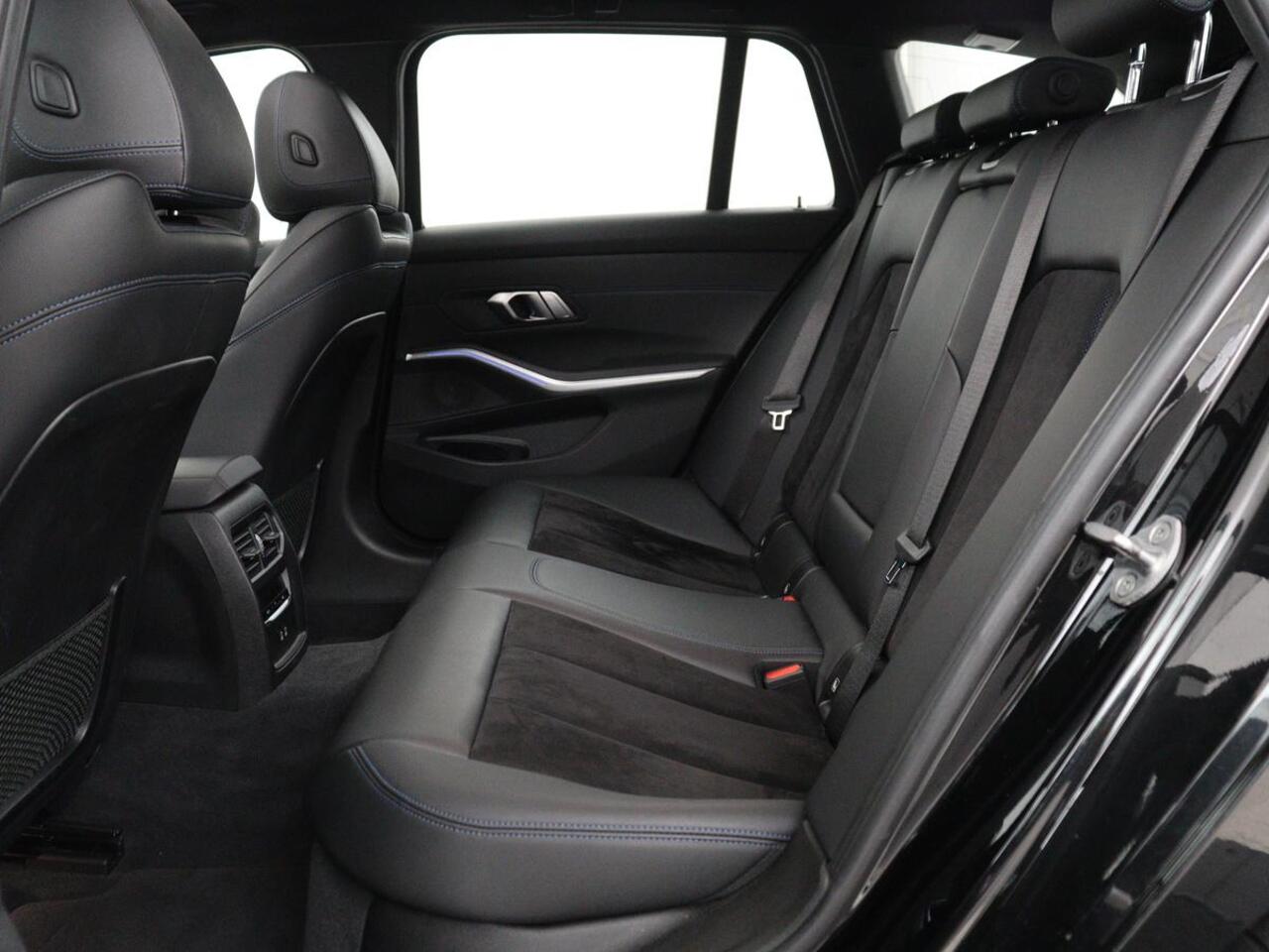 BMW 3-SERIE 318i M Sport | Panoramadak | Stoelverwarming | Leder/Alcantara | Carplay | Live Cockpit | Sportstoelen | Full LED | Navigatie | Parkeerhulp | Climate control