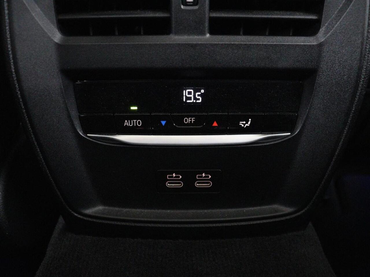BMW 3-SERIE 318i M Sport | Panoramadak | Stoelverwarming | Leder/Alcantara | Carplay | Live Cockpit | Sportstoelen | Full LED | Navigatie | Parkeerhulp | Climate control