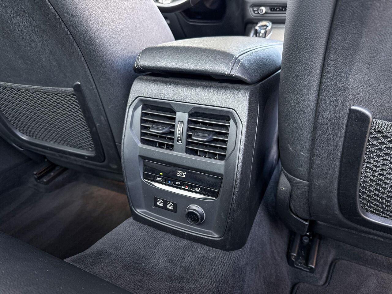 BMW 3-SERIE Sedan 330e M-Sport Glazen schuifdak / 19 '' / Hifi Audio / LED koplampen / Draadloos laden