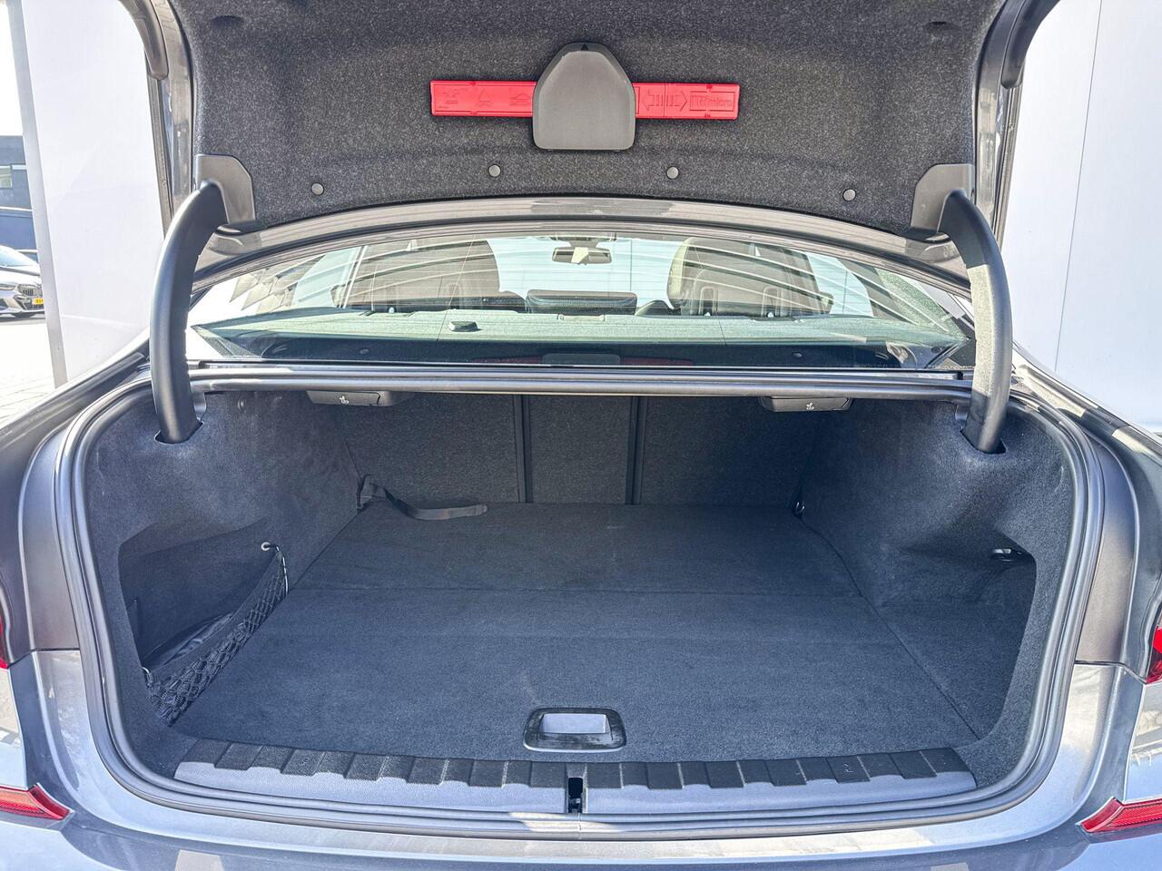 BMW 3-SERIE Sedan 330e M-Sport Glazen schuifdak / 19 '' / Hifi Audio / LED koplampen / Draadloos laden