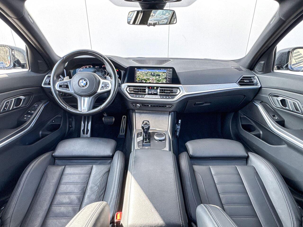 BMW 3-SERIE Sedan 330e M-Sport Glazen schuifdak / 19 '' / Hifi Audio / LED koplampen / Draadloos laden