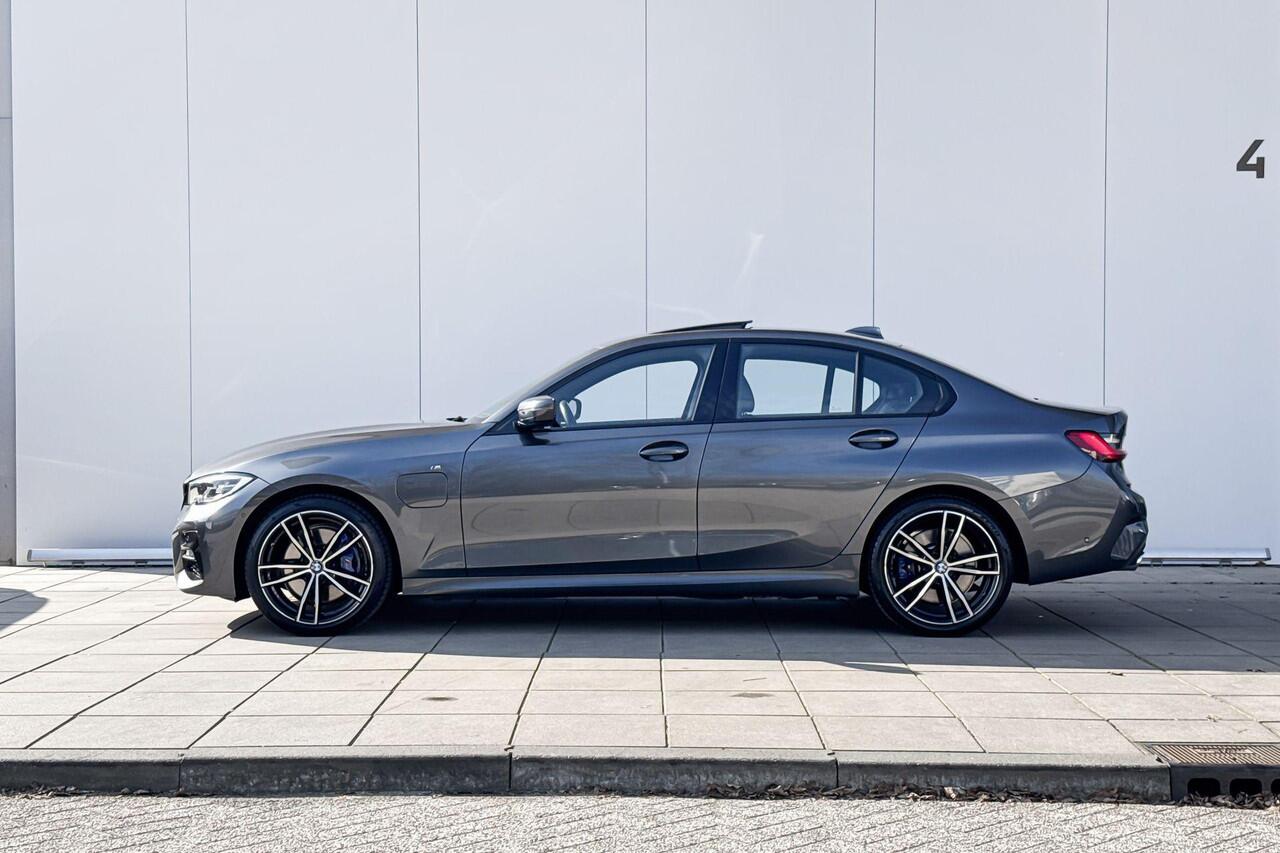 BMW 3-SERIE Sedan 330e M-Sport Glazen schuifdak / 19 '' / Hifi Audio / LED koplampen / Draadloos laden