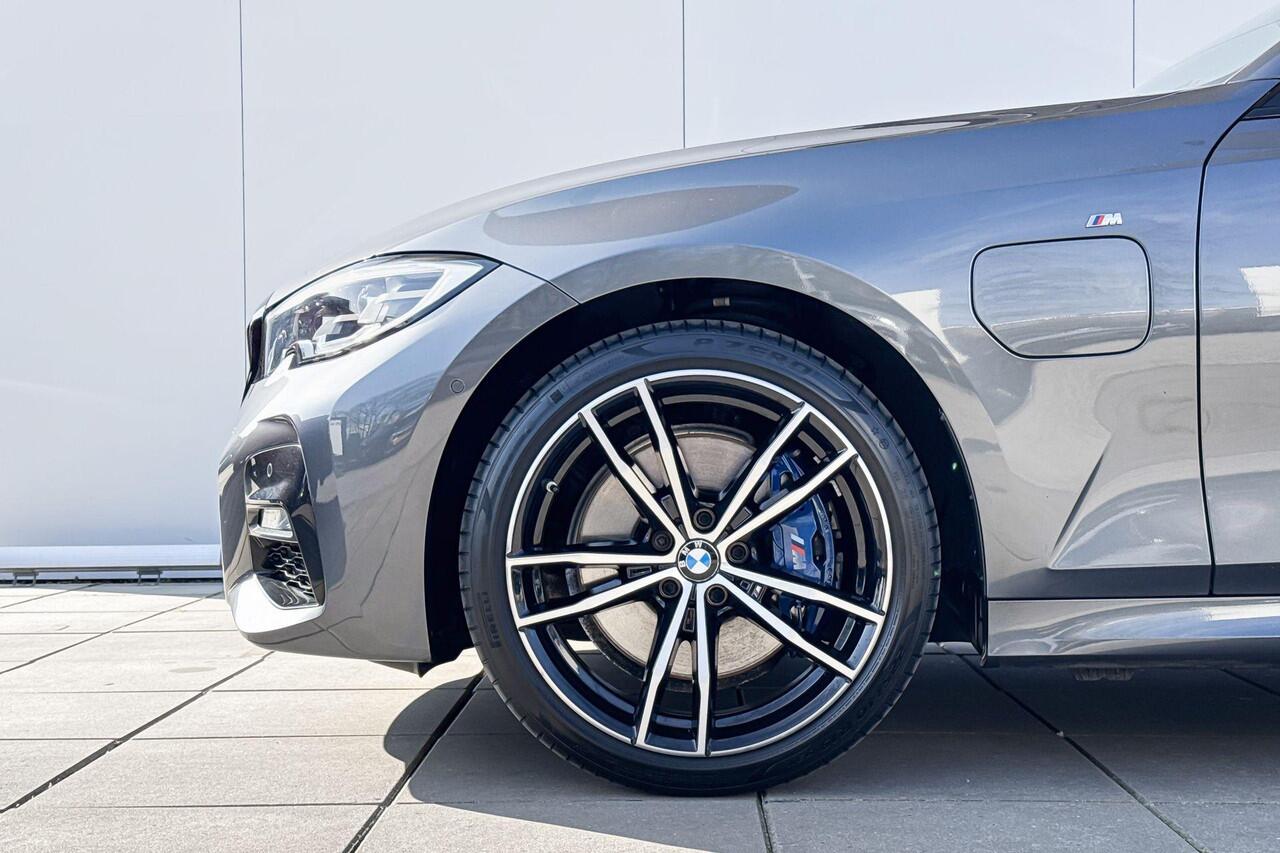 BMW 3-SERIE Sedan 330e M-Sport Glazen schuifdak / 19 '' / Hifi Audio / LED koplampen / Draadloos laden