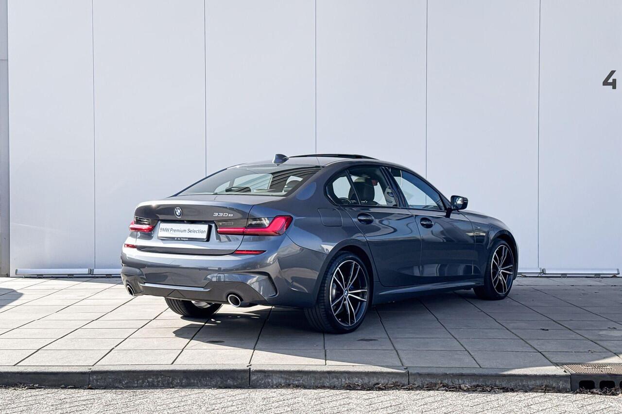 BMW 3-SERIE Sedan 330e M-Sport Glazen schuifdak / 19 '' / Hifi Audio / LED koplampen / Draadloos laden