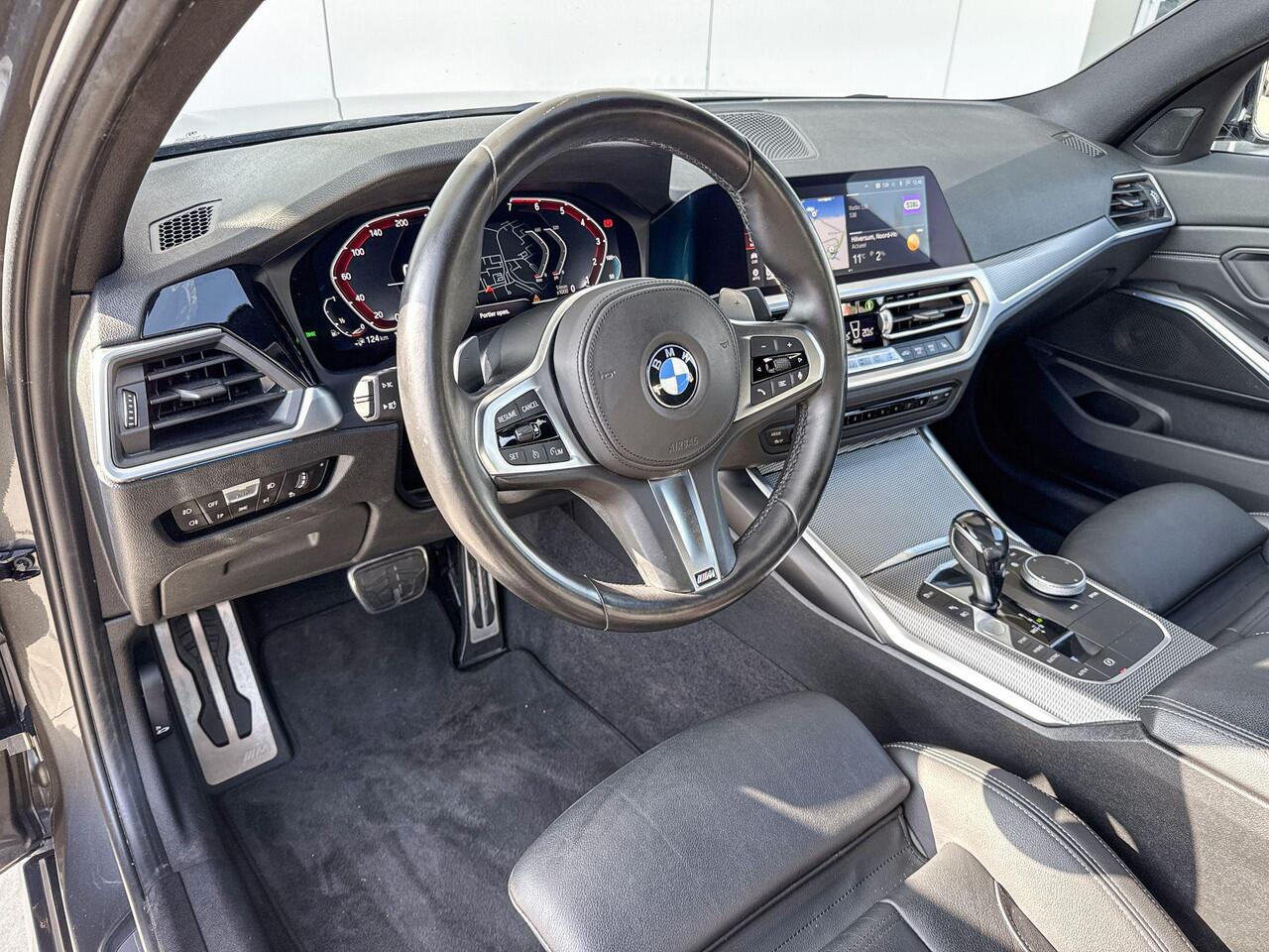 BMW 3-SERIE Sedan 330e M-Sport Glazen schuifdak / 19 '' / Hifi Audio / LED koplampen / Draadloos laden