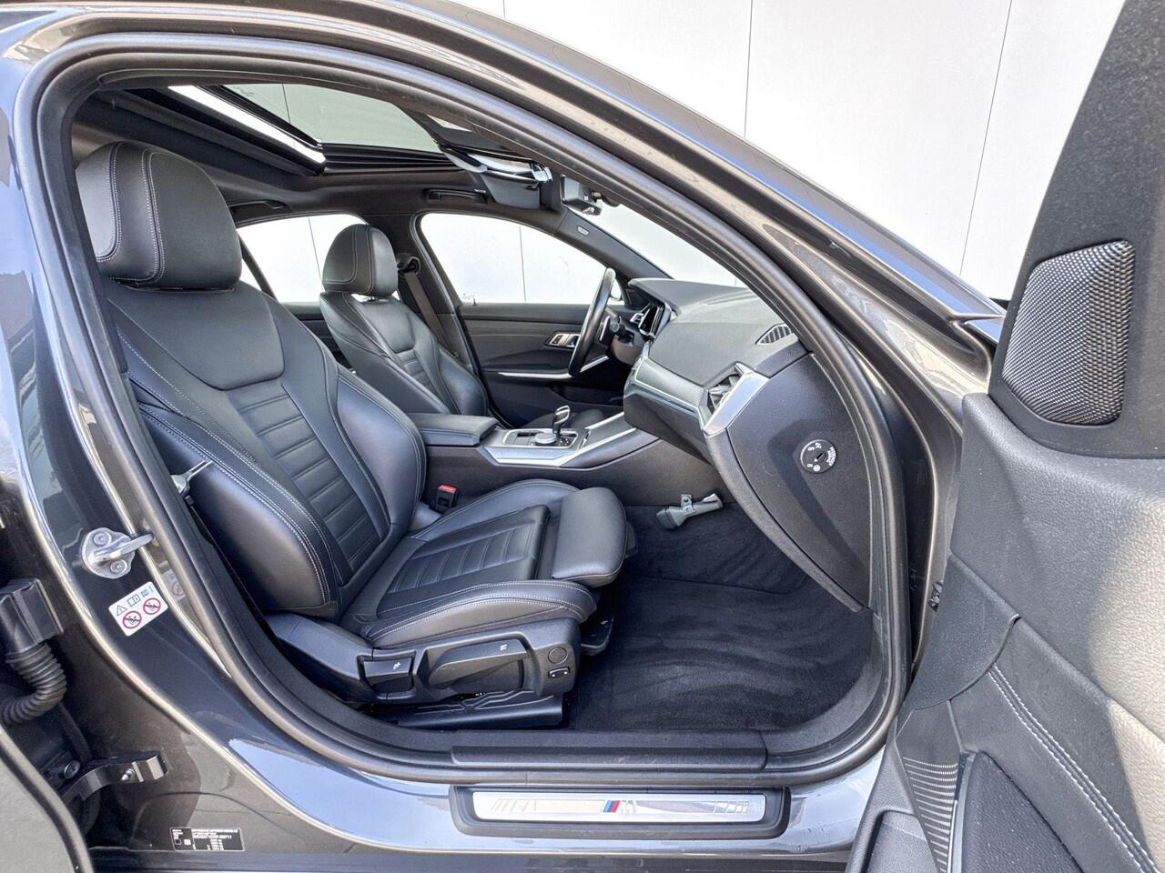 BMW 3-SERIE Sedan 330e M-Sport Glazen schuifdak / 19 '' / Hifi Audio / LED koplampen / Draadloos laden