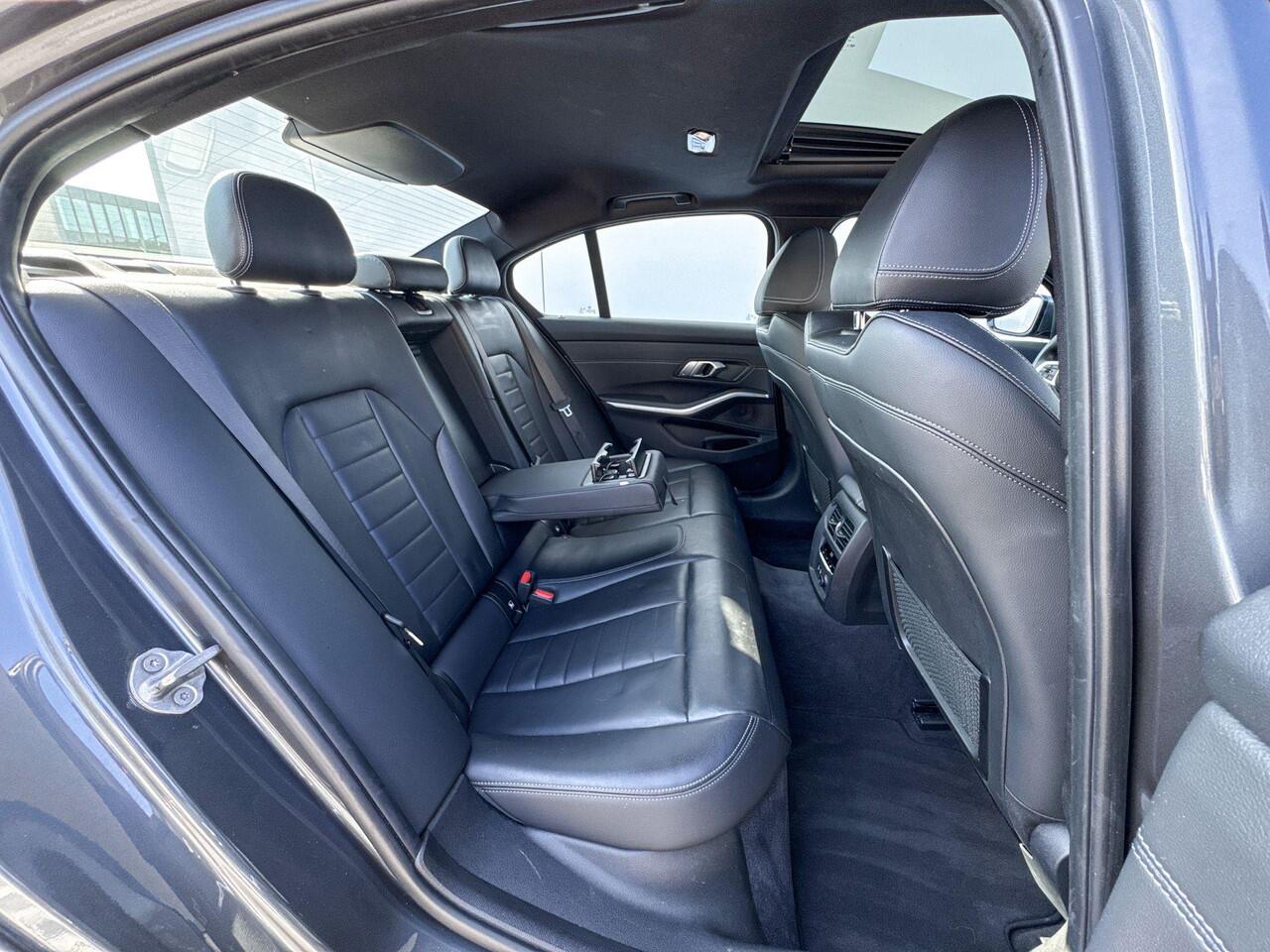 BMW 3-SERIE Sedan 330e M-Sport Glazen schuifdak / 19 '' / Hifi Audio / LED koplampen / Draadloos laden