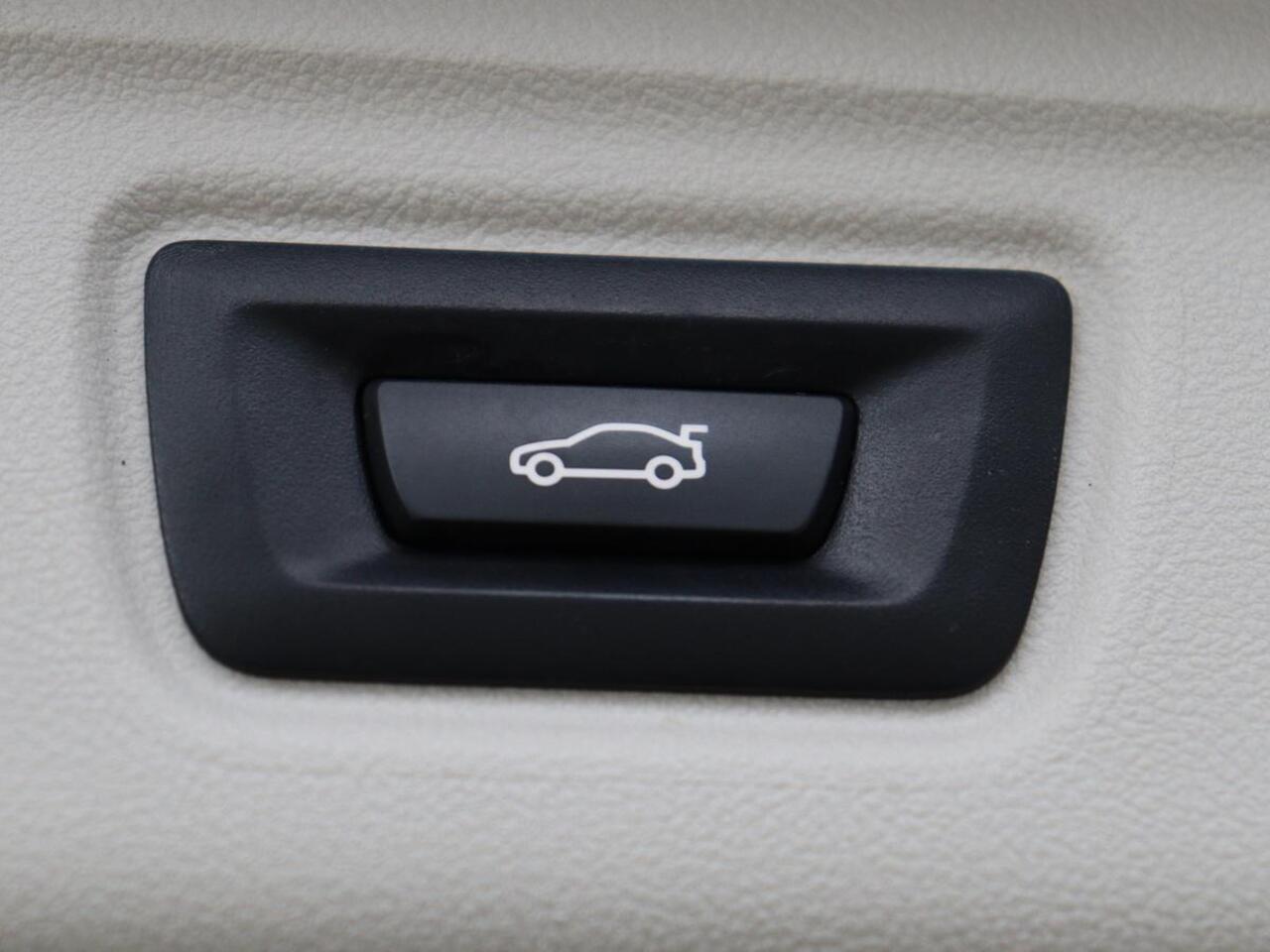 BMW 3-SERIE 320i Executive Edition | Panoramadak | Carplay | Navigatie | Live Cockpit | Full LED | Parkeerhulp | Cruise control | Climate control