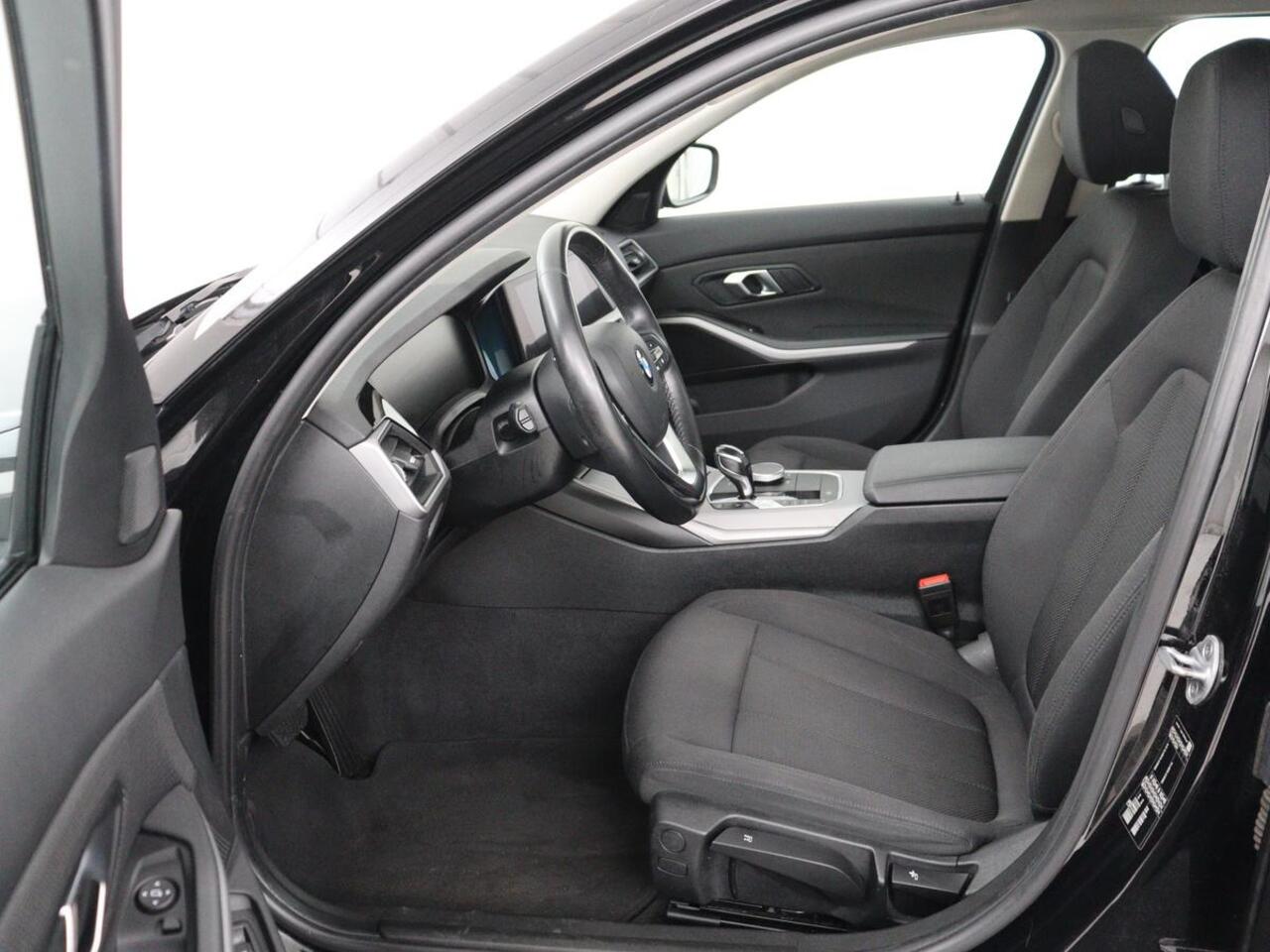 BMW 3-SERIE 320i Executive Edition | Panoramadak | Carplay | Navigatie | Live Cockpit | Full LED | Parkeerhulp | Cruise control | Climate control