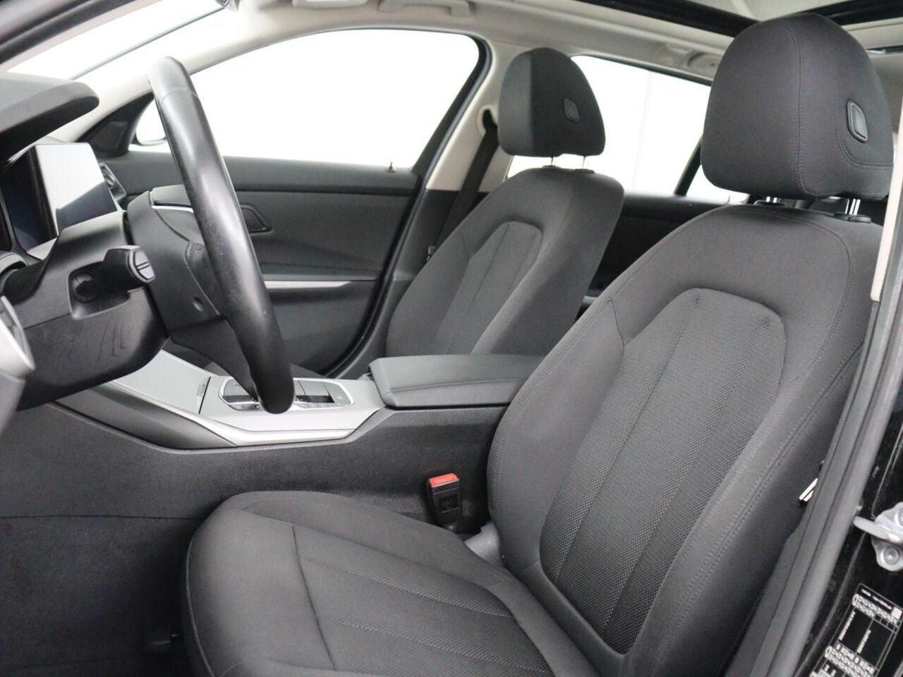 BMW 3-SERIE 320i Executive Edition | Panoramadak | Carplay | Navigatie | Live Cockpit | Full LED | Parkeerhulp | Cruise control | Climate control