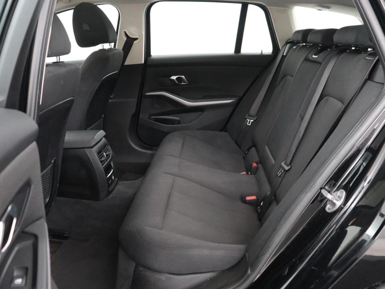 BMW 3-SERIE 320i Executive Edition | Panoramadak | Carplay | Navigatie | Live Cockpit | Full LED | Parkeerhulp | Cruise control | Climate control