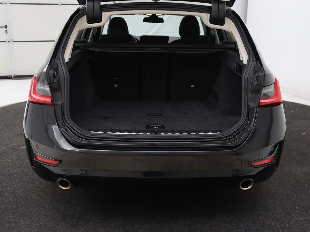 BMW 3-SERIE 320i Executive Edition | Panoramadak | Carplay | Navigatie | Live Cockpit | Full LED | Parkeerhulp | Cruise control | Climate control